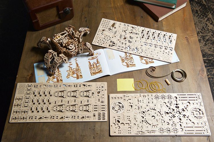 Ugears - Hexapod Explorer - Byggsats i trä