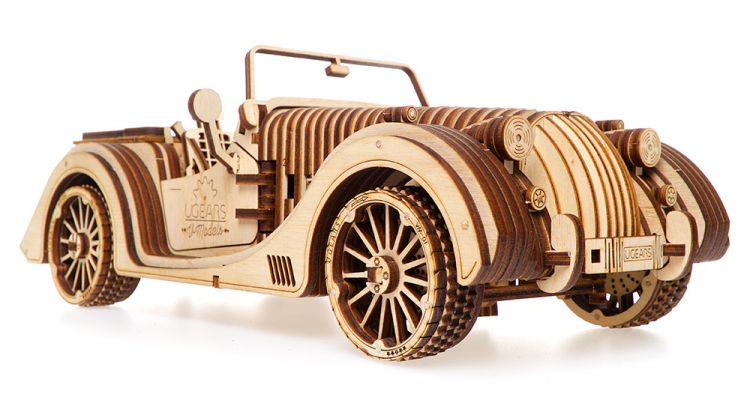 Roadster VM-01 - Byggsats i trä. Vy snettframifrån högersida