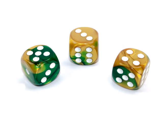 Tärningar i en färgmix av guld och Grön med vita prickar från Chessex.
