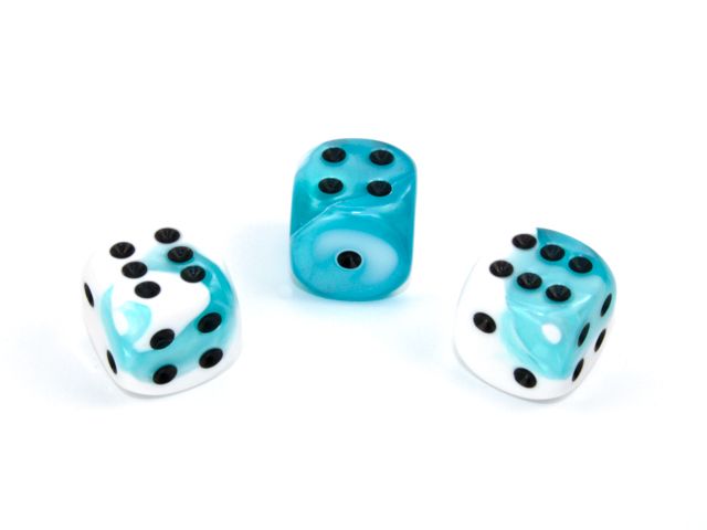 Tärningar i en färgmix av teal och vit med svarta prickar från Chessex.