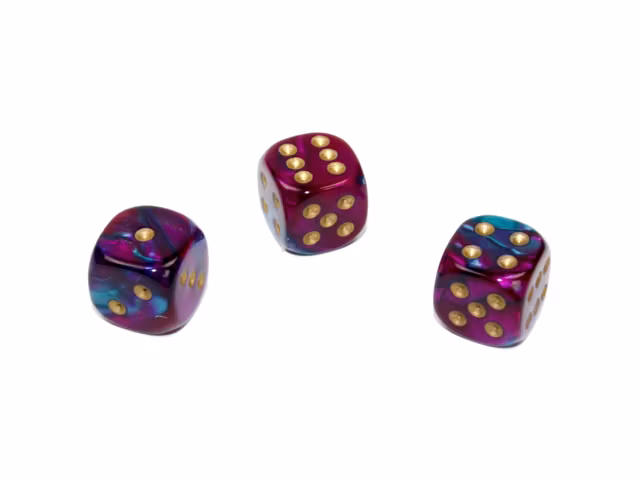 Tärningar i en färgmix av lila och Teal med guldfärgade prickar från Chessex.