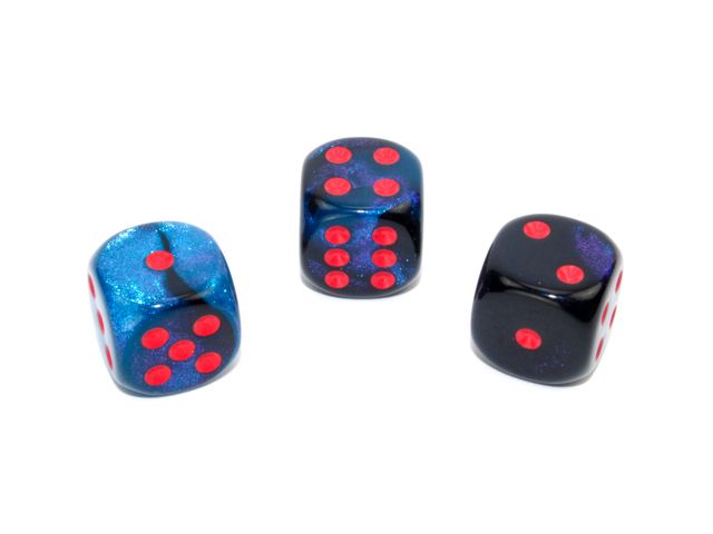 Tärningar i en svart och Stjärnblå färgmix med röda prickar från Chessex.