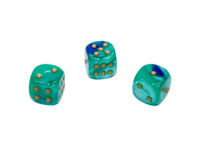 Tärningar i en Blå och Teal färgmix med guldfärgade prickar från Chessex.