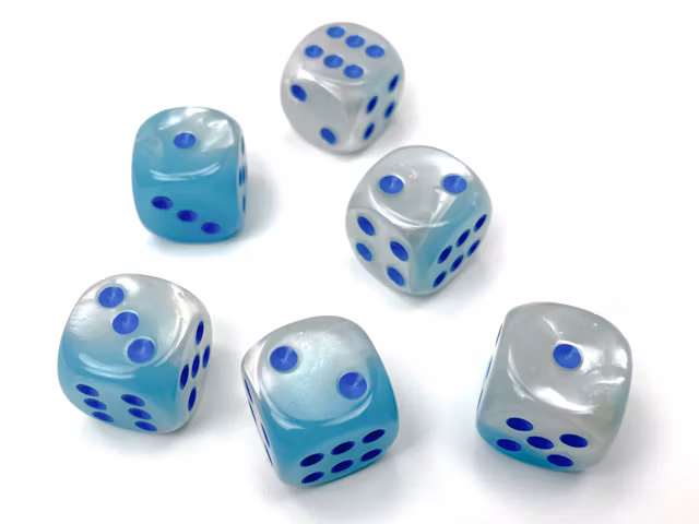 Tärningar i en färgmix av Pärlemor och Turkos med blåa prickar från Chessex | 16mm | D6