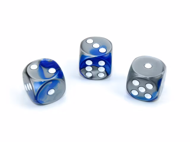 Tärningar i en blå/Stål fägmix med vita prickar från Chessex.