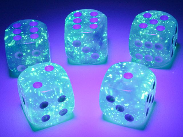 Tärningar - Borealis 16mm d6 Sky Blue/white Luminary 16mm d6 Dice Block (12 dice)