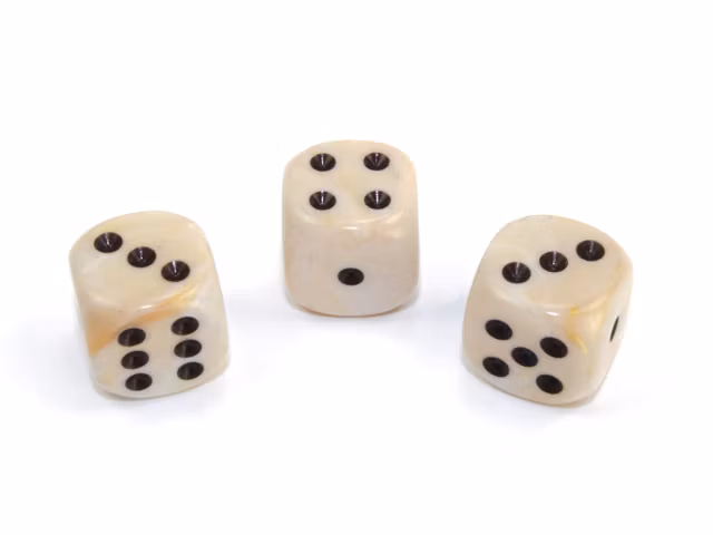 Elfenbensfärgade tärningar med svarta prickar från Chessex.