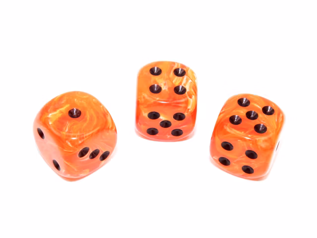 Tärningar i en orange färgmix med svarta prickar från Chessex
