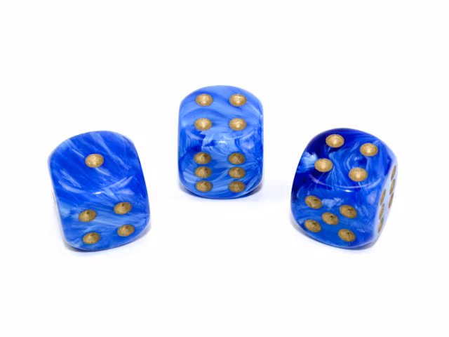 Tärningar i en häftigt blå färgmix med guldiga prickar från Chessex.