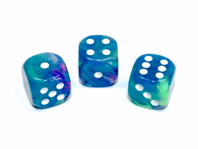 Tärningar i en färmix av blå, grön och rosa med vita prickar från Chessex | 16mm | D6