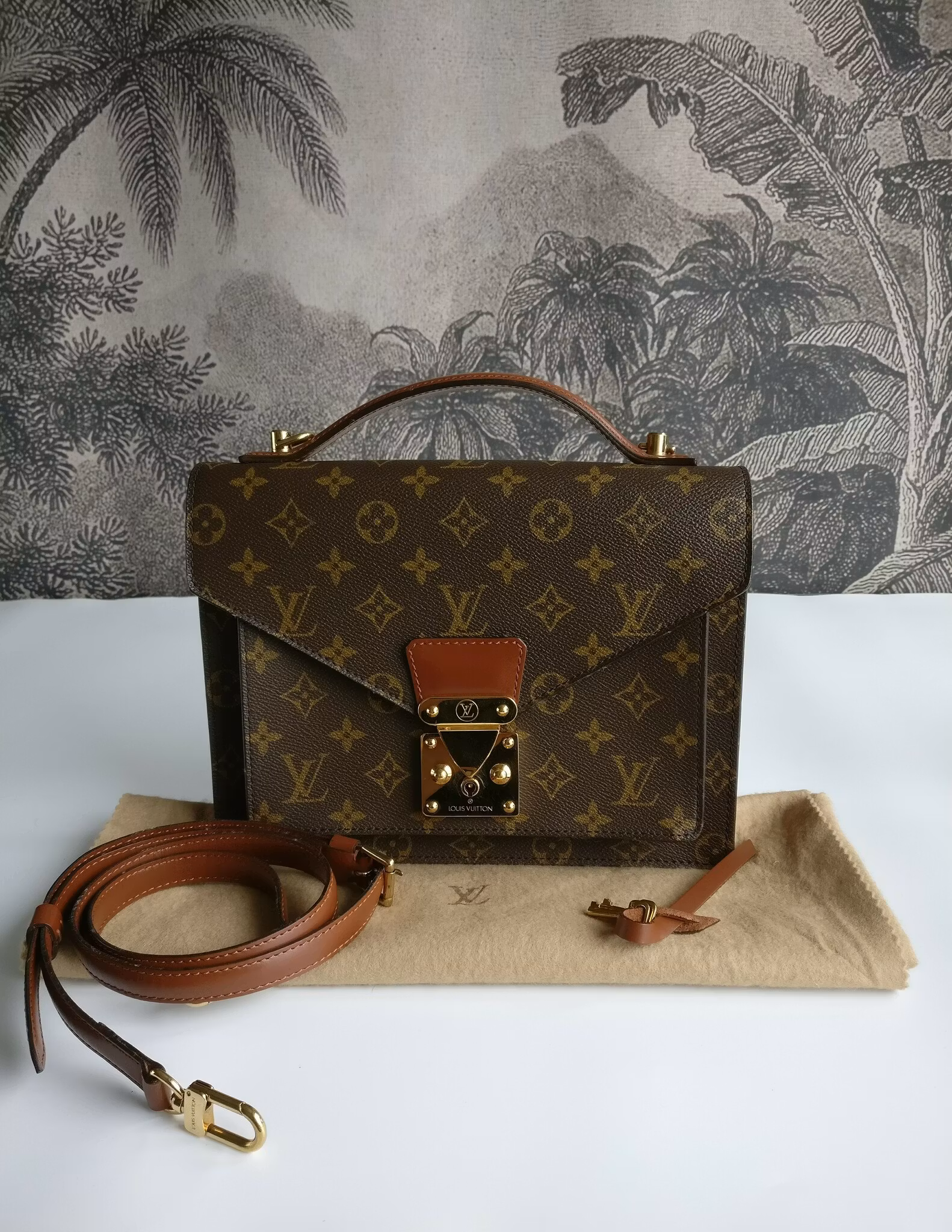 Louis Vuitton Monceau 26