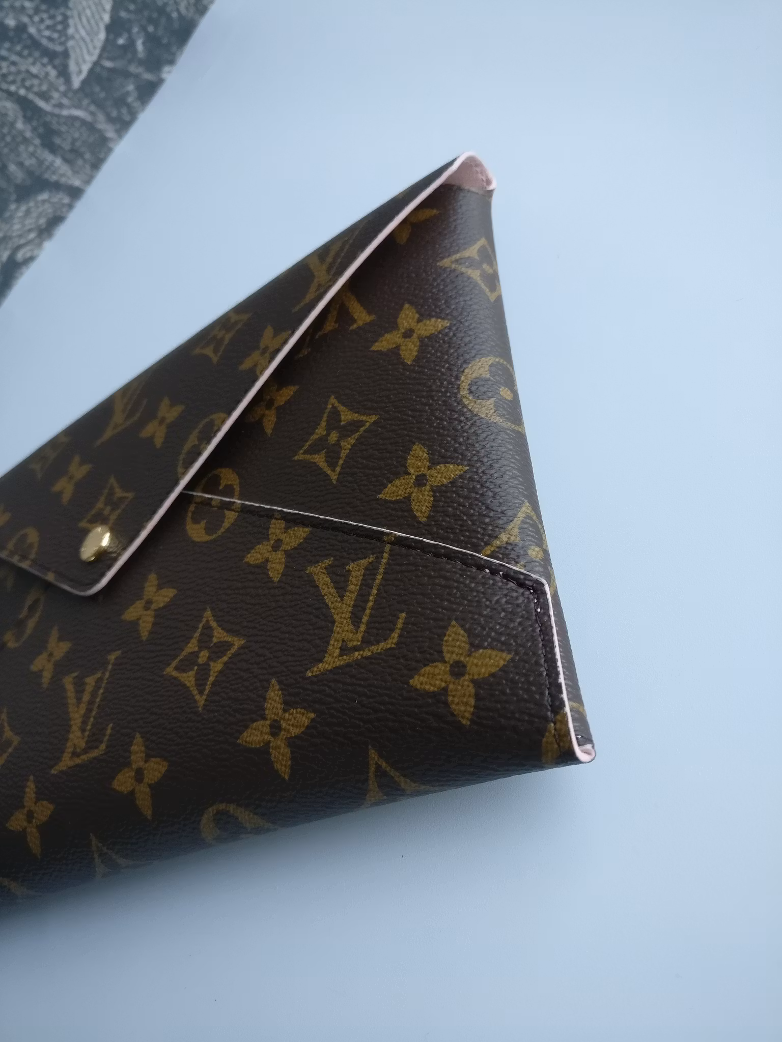 Louis Vuitton Kirigami L with insert and chain