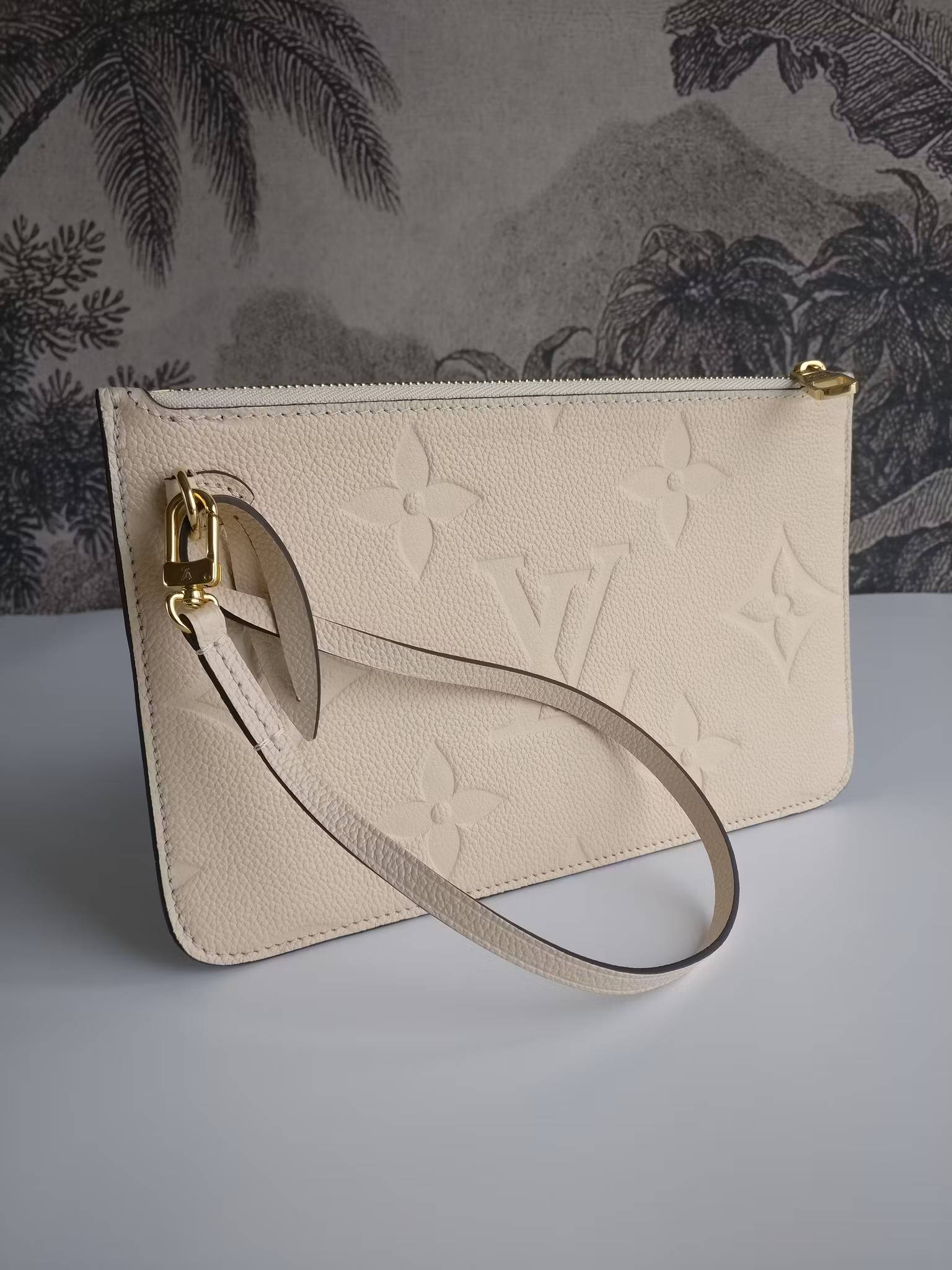 Louis Vuitton Neverfull empreinte clutch