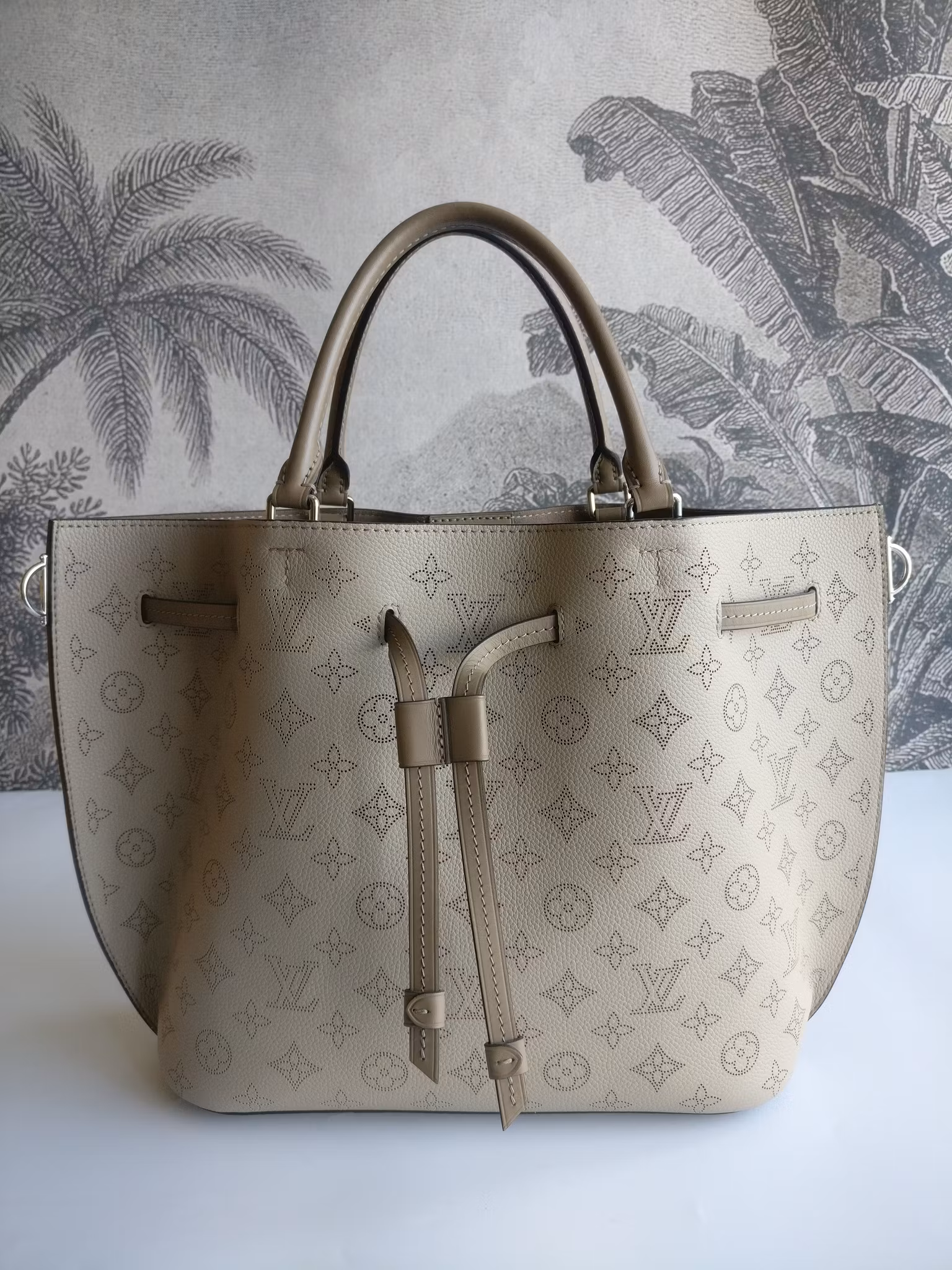 Louis Vuitton Girolata Mahina Galet