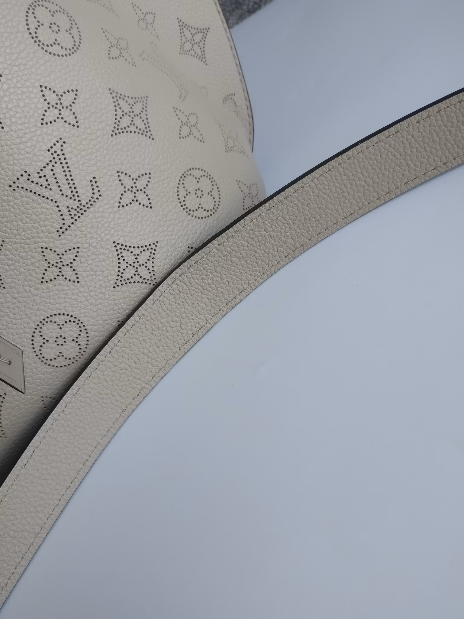 Louis Vuitton Girolata Mahina Galet
