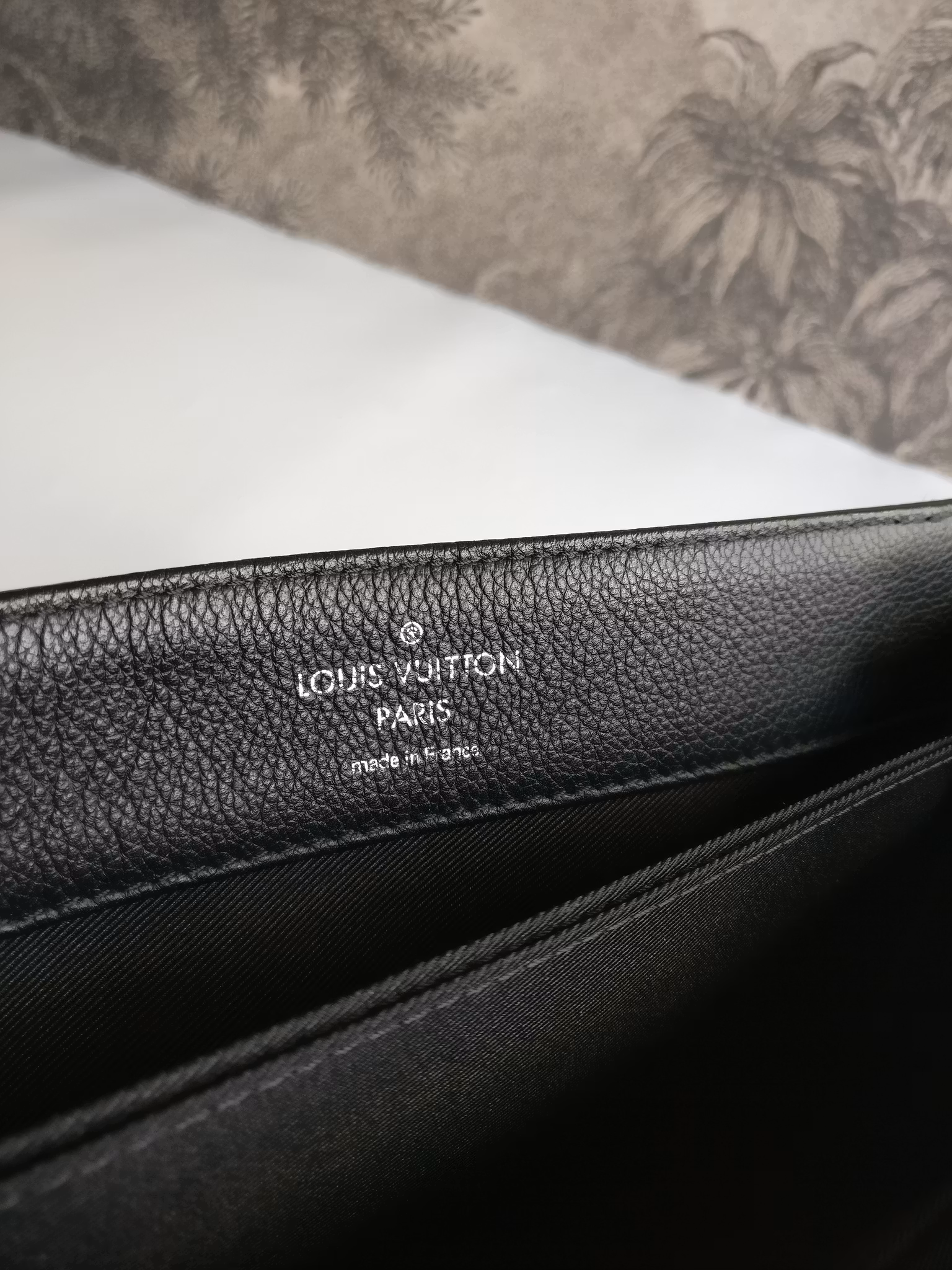 Louis Vuitton LockMe II Noir