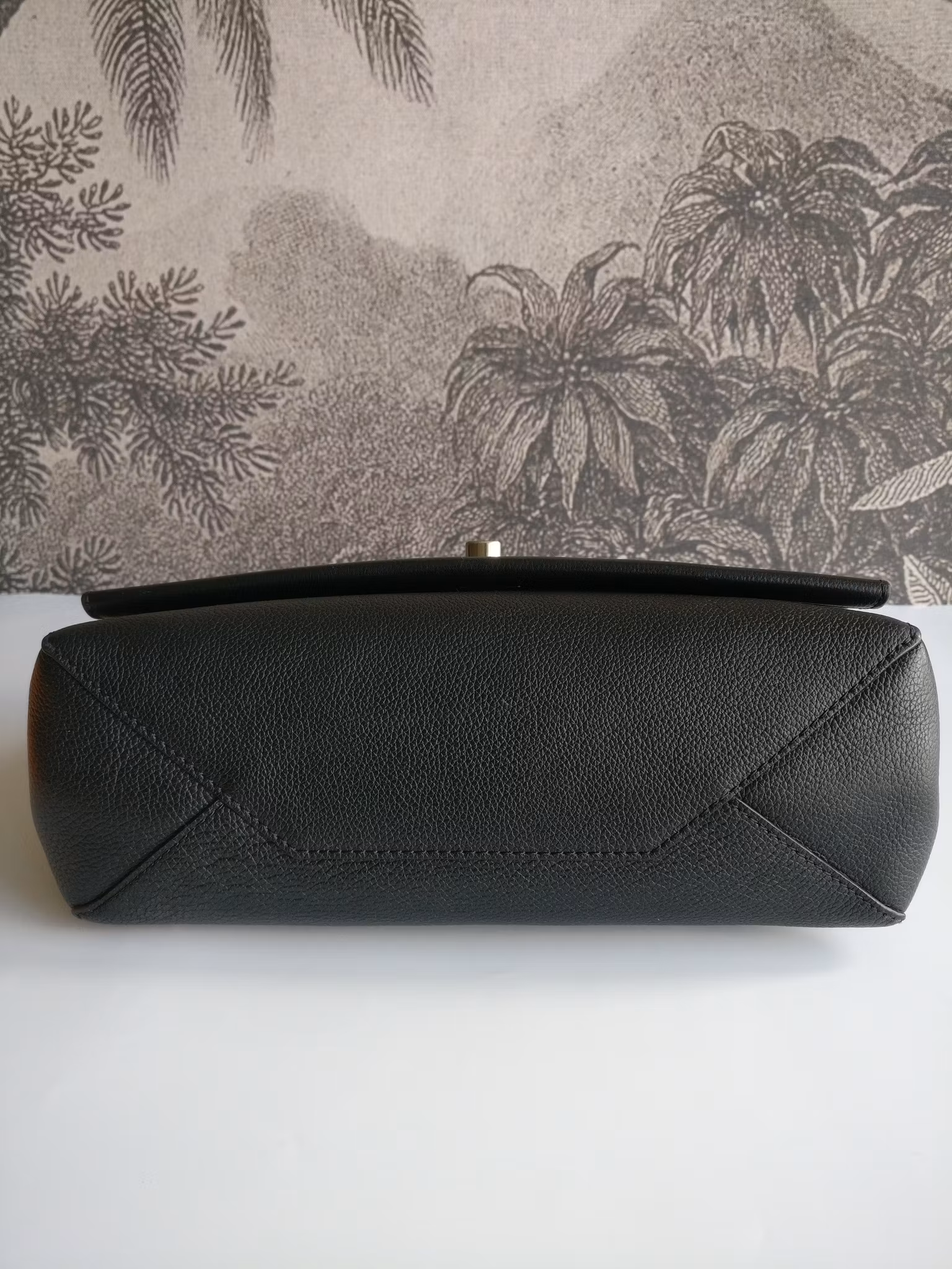 Louis Vuitton LockMe II Noir