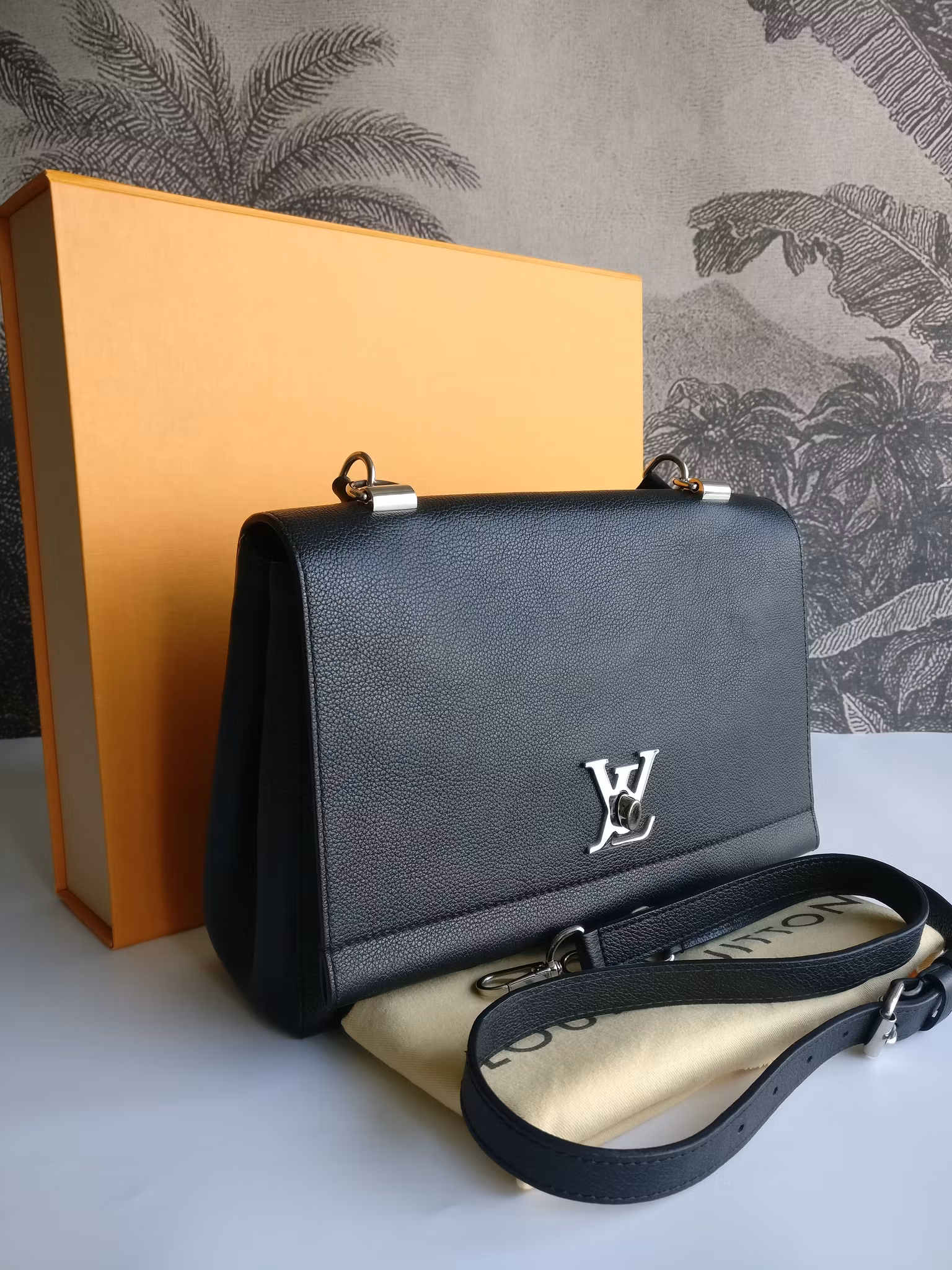 Louis Vuitton LockMe II Noir