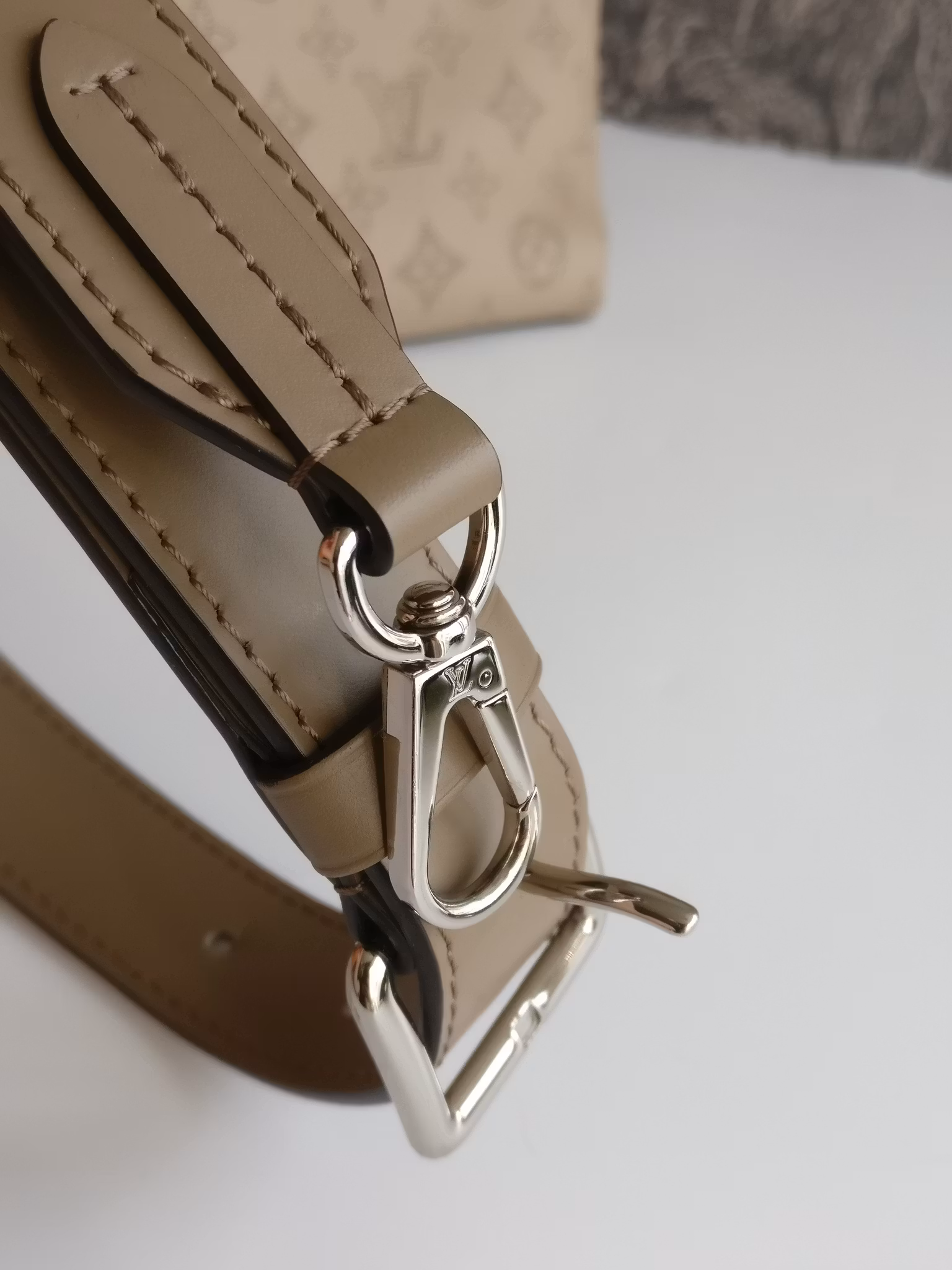Louis Vuitton Beaubourg MM Hobo