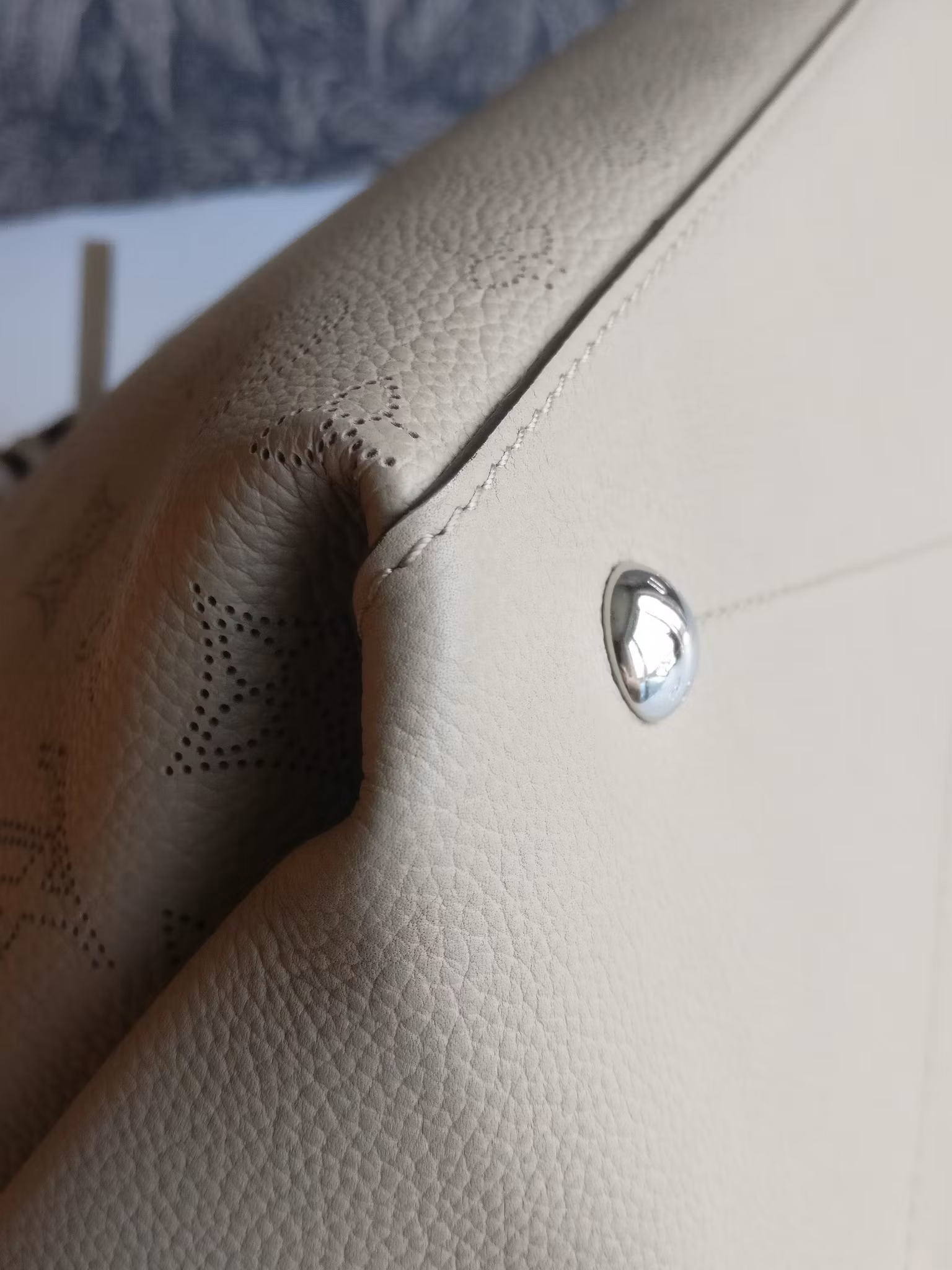 Louis Vuitton Beaubourg MM Hobo