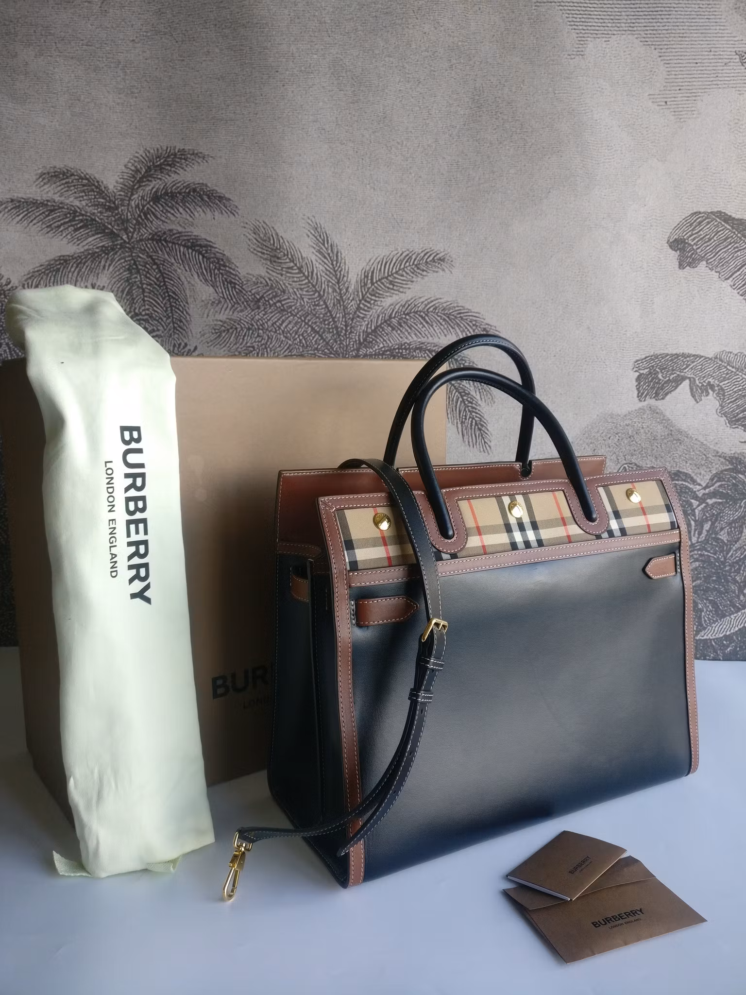 Burberry Medium Vintage Check Title tote