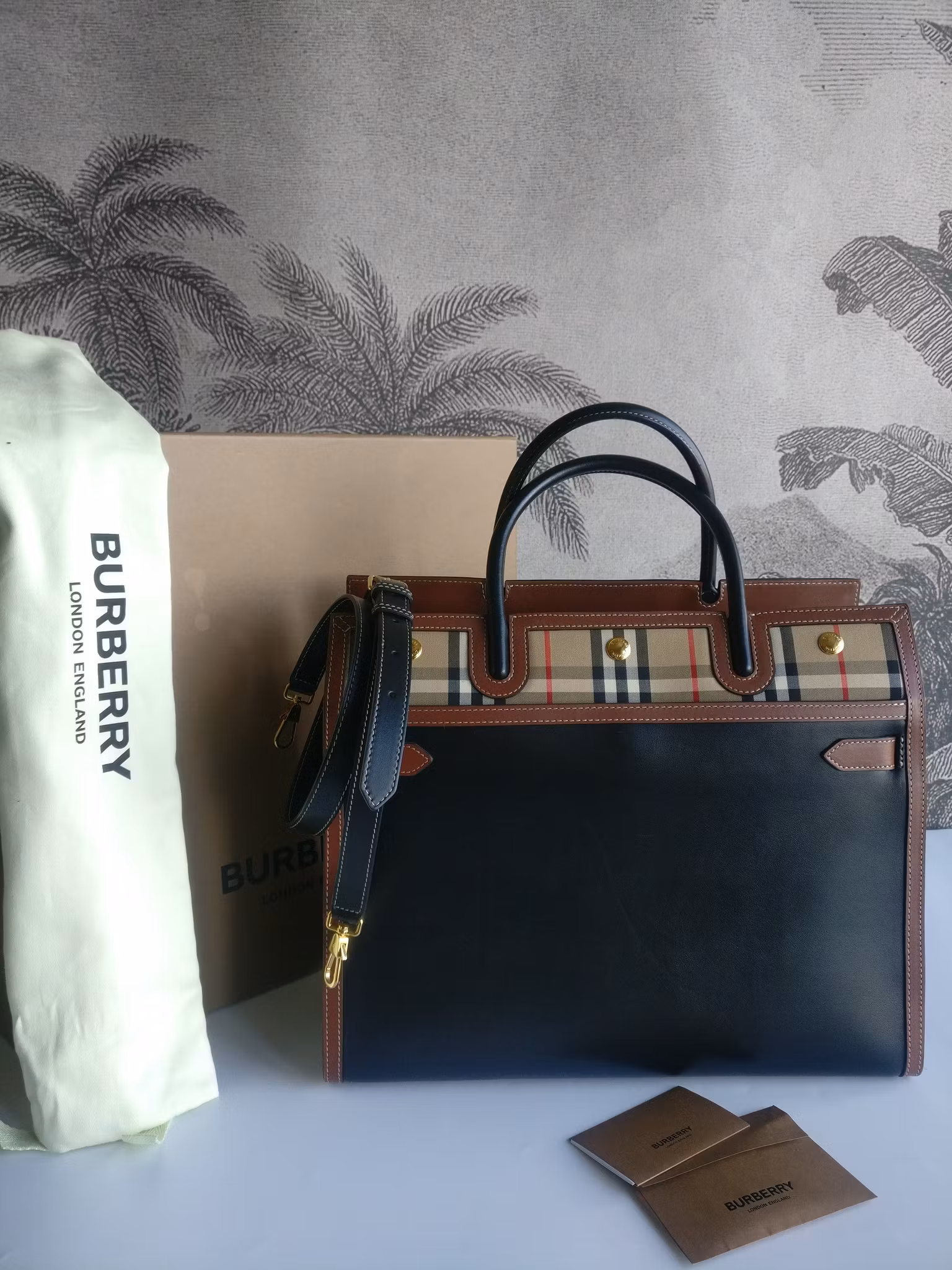 Burberry Medium Vintage Check Title tote
