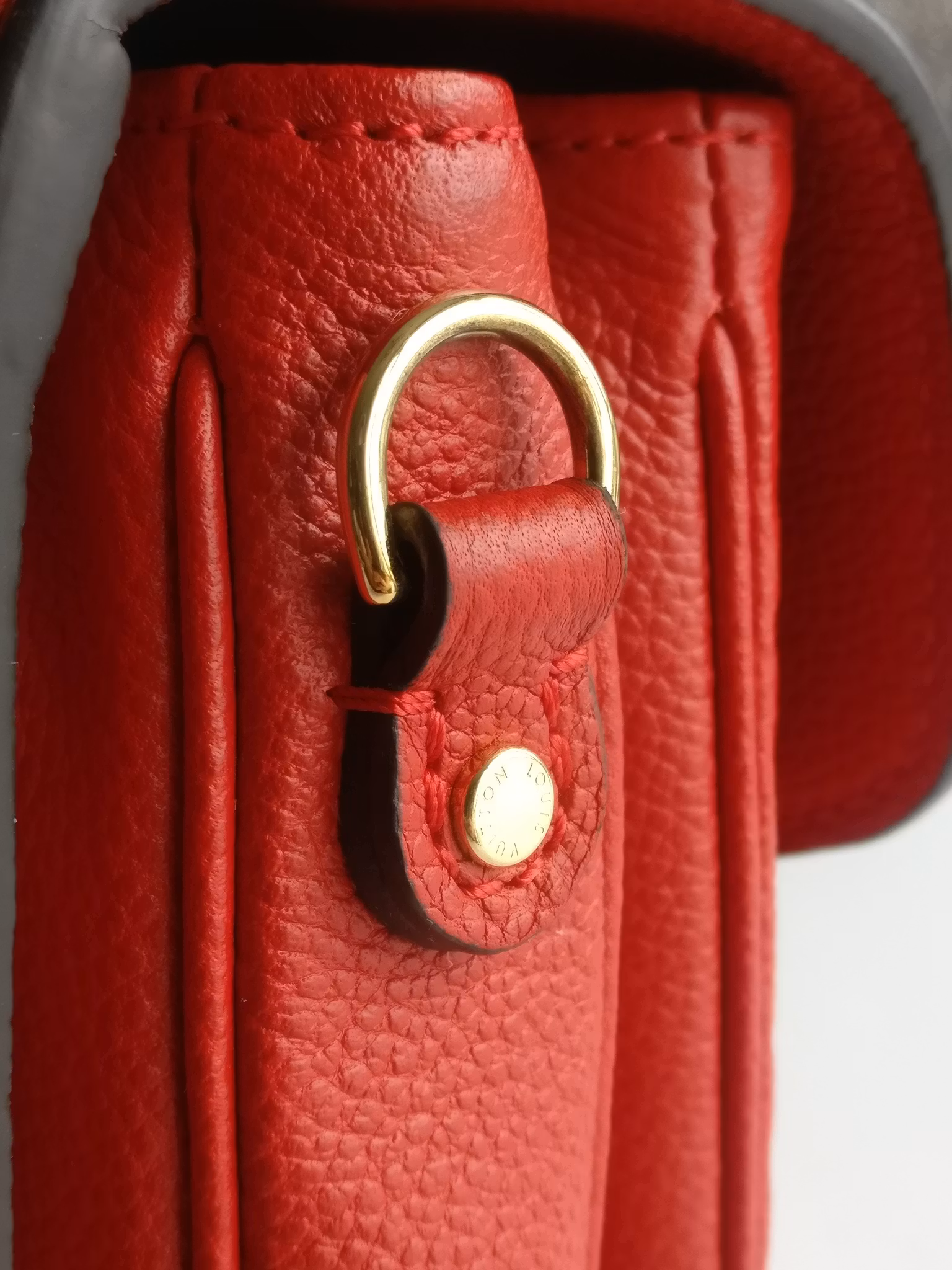 Louis Vuitton Pochette Metis empreinte cherry
