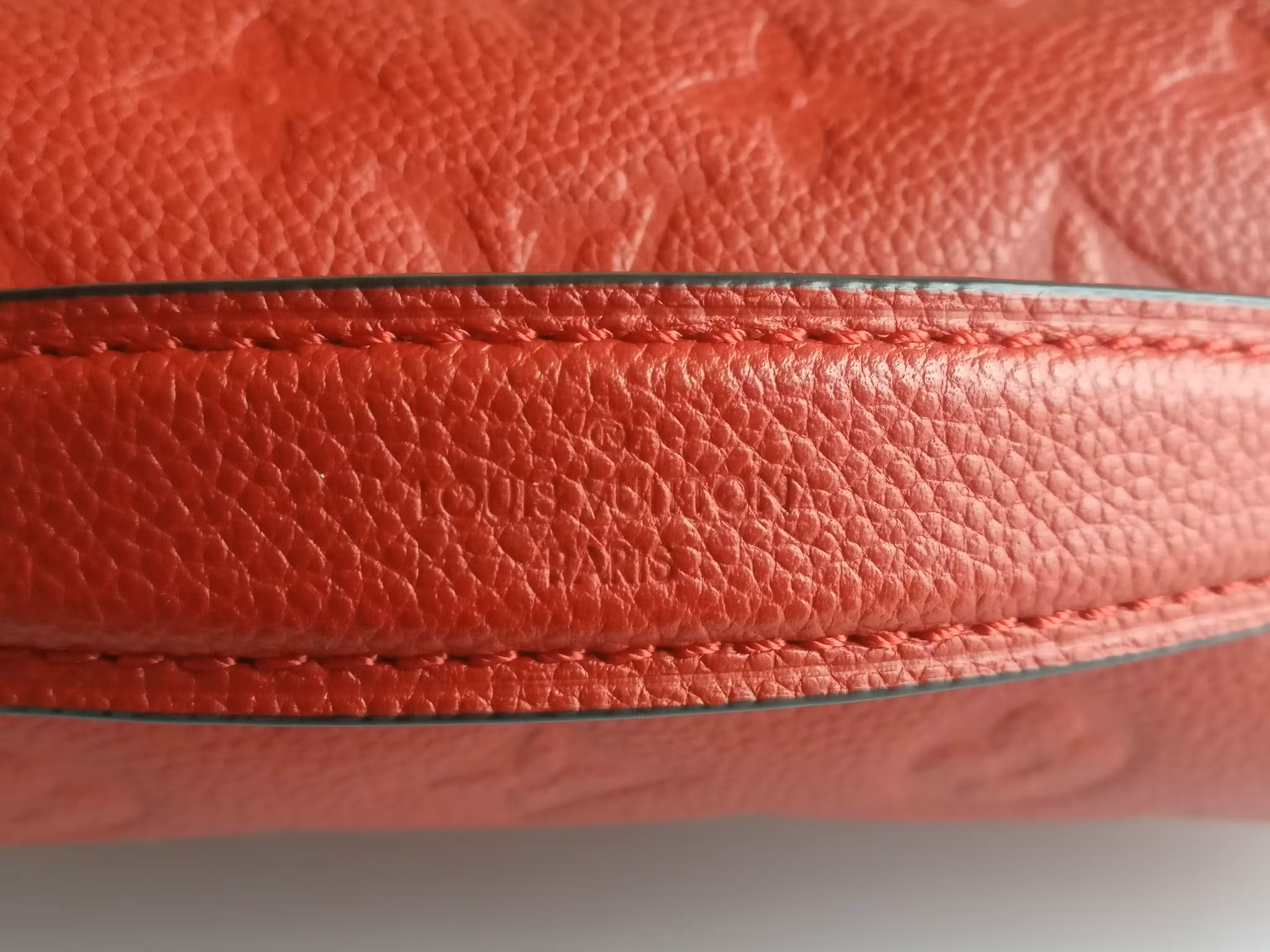 Louis Vuitton Pochette Metis empreinte cherry