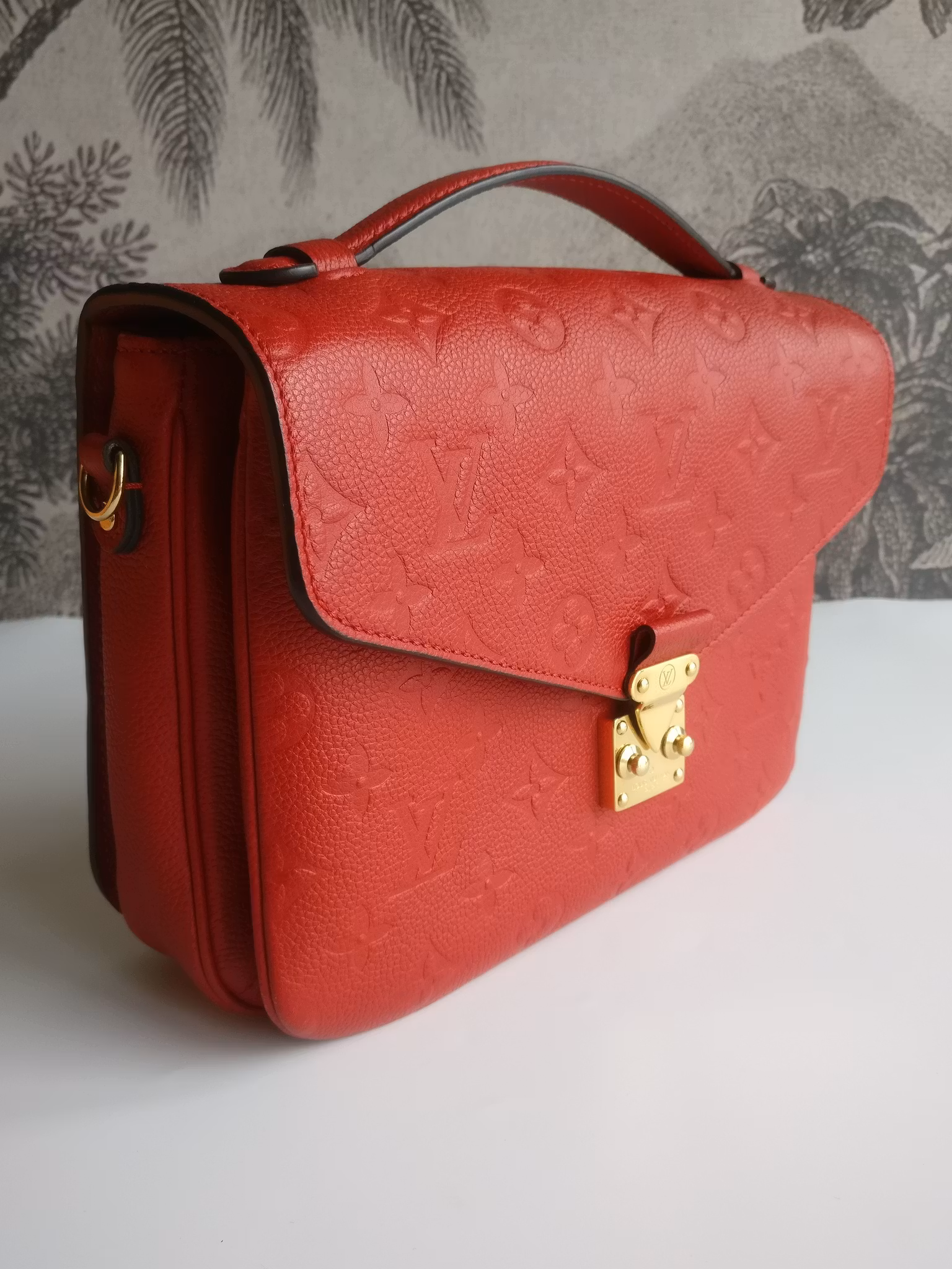 Louis Vuitton Pochette Metis empreinte cherry