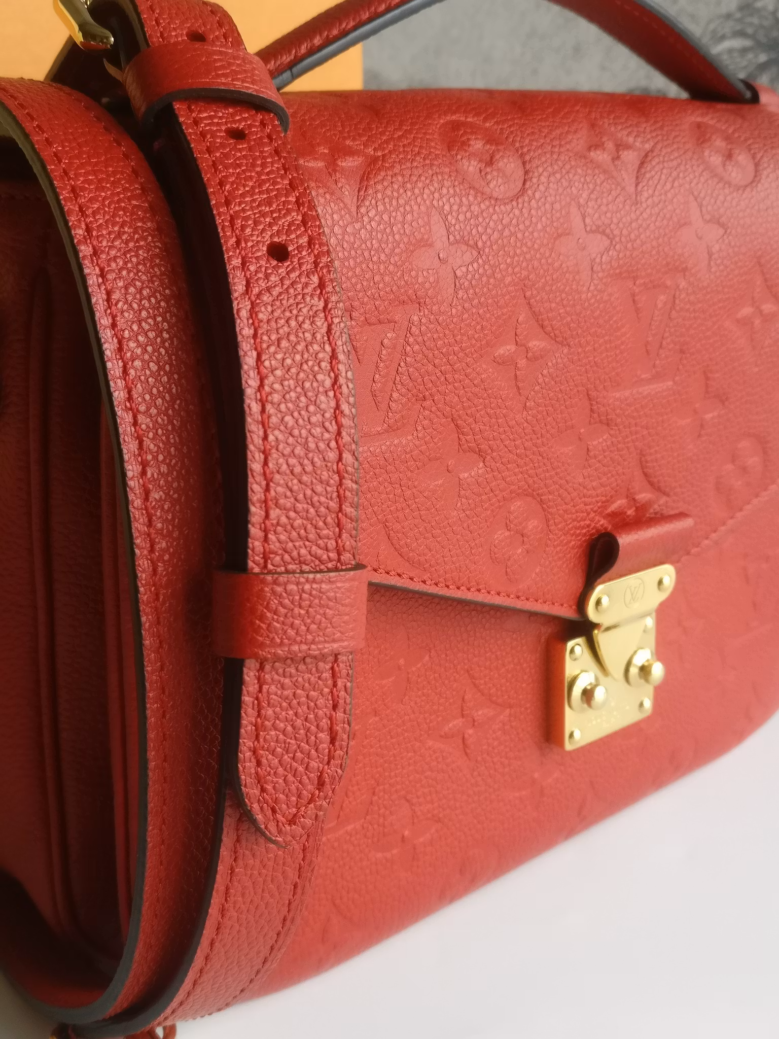 Louis Vuitton Pochette Metis empreinte cherry