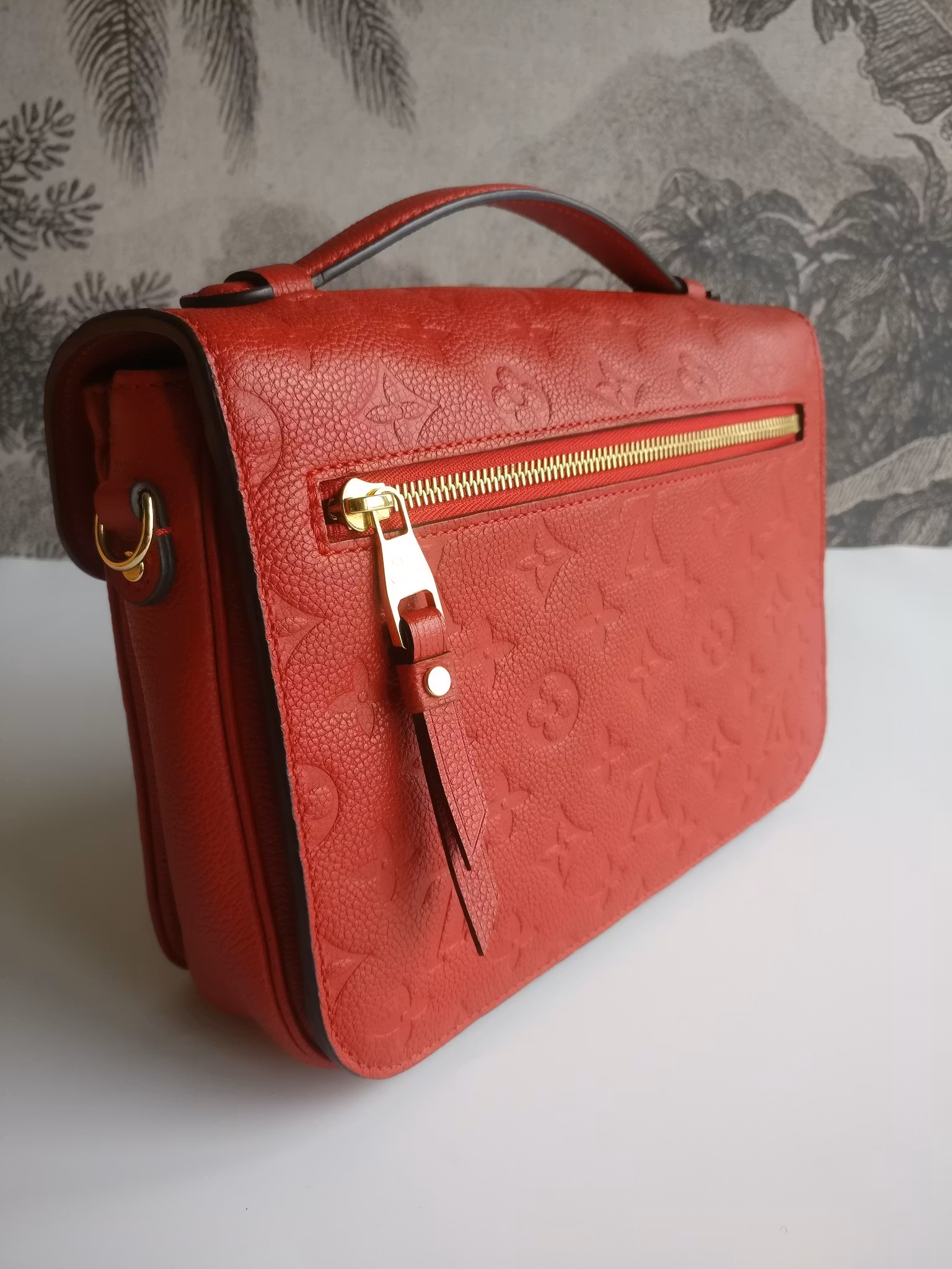 Louis Vuitton Pochette Metis empreinte cherry