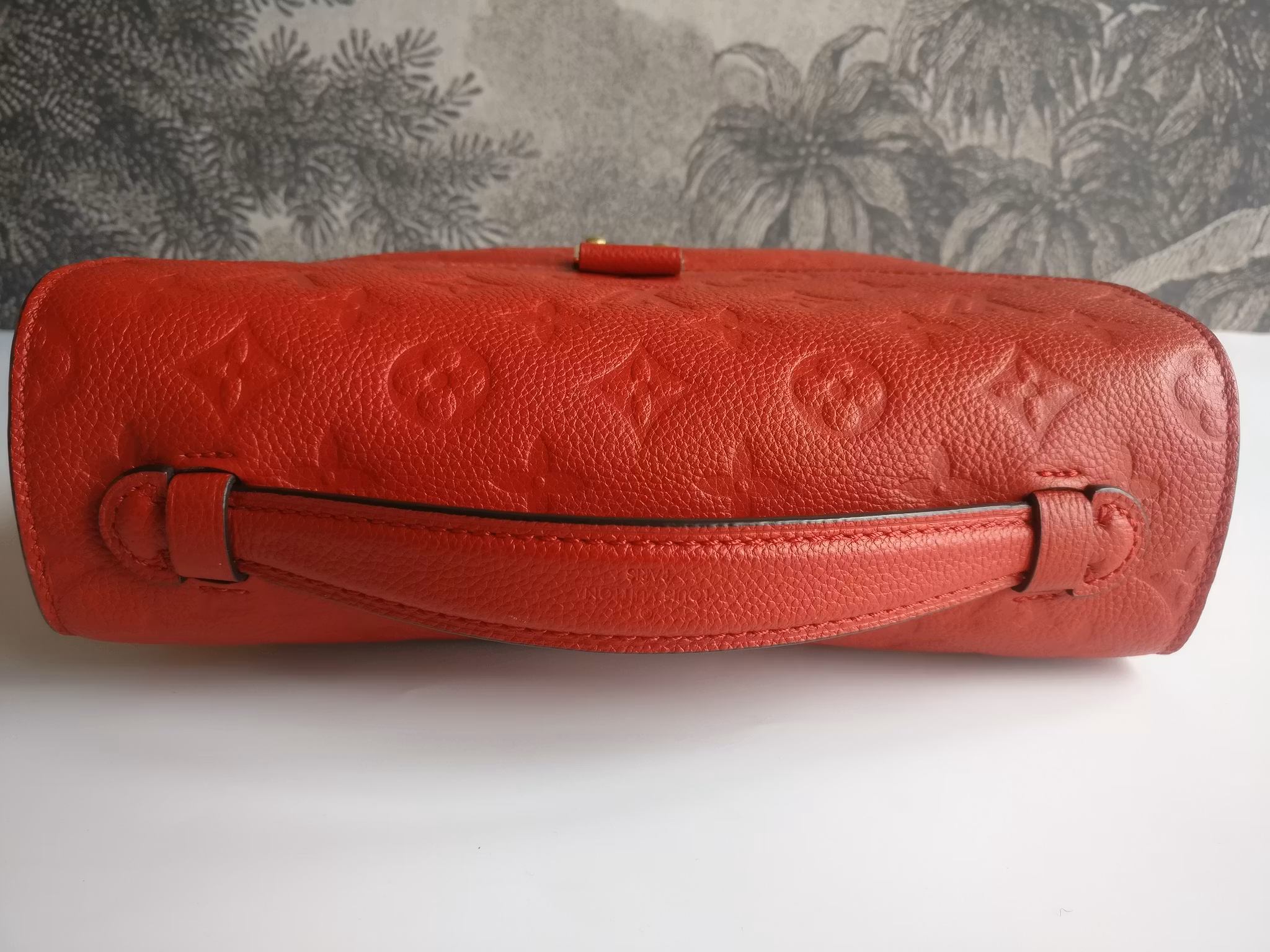 Louis Vuitton Pochette Metis empreinte cherry