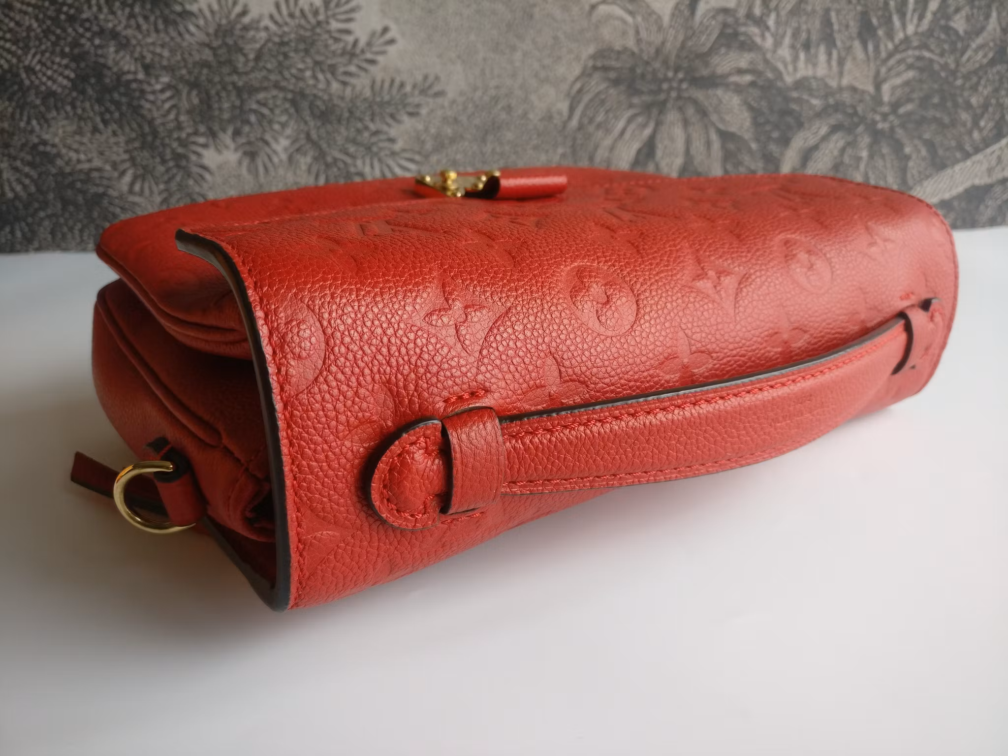 Louis Vuitton Pochette Metis empreinte cherry