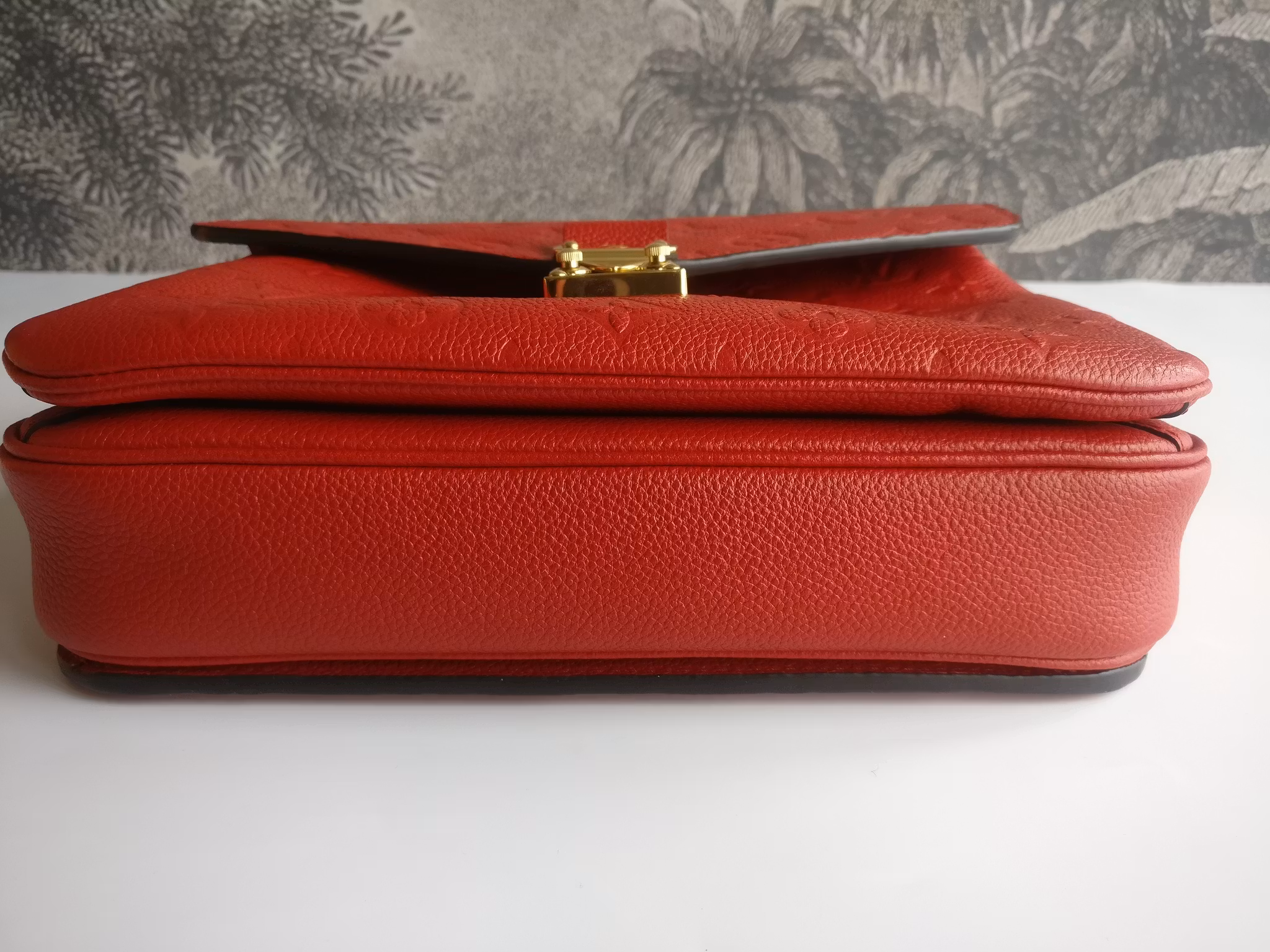 Louis Vuitton Pochette Metis empreinte cherry