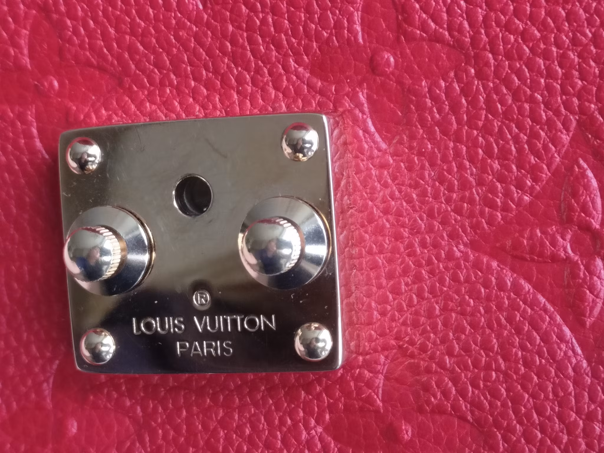 Louis Vuitton Pochette Metis empreinte cherry