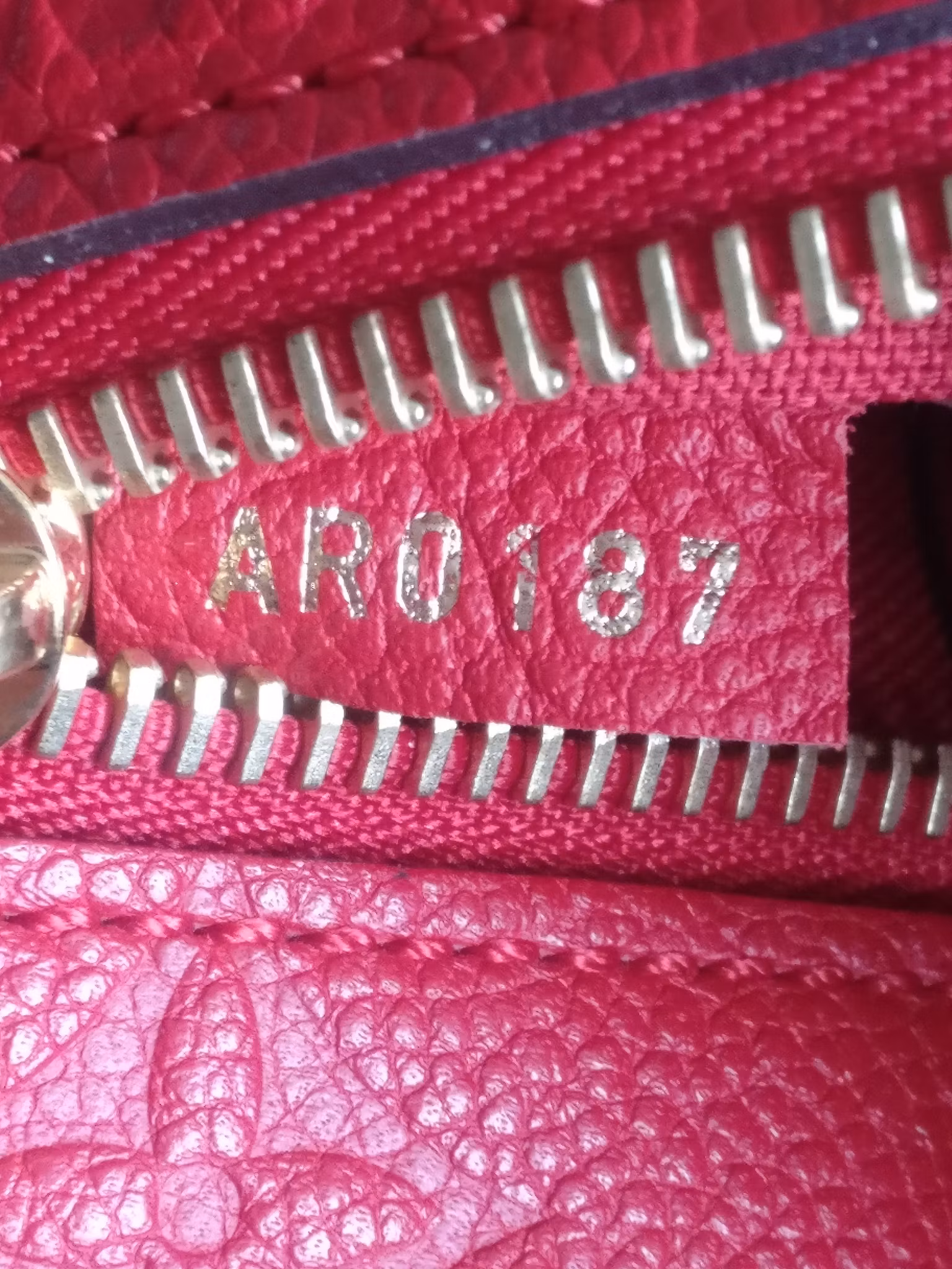Louis Vuitton Pochette Metis empreinte cherry