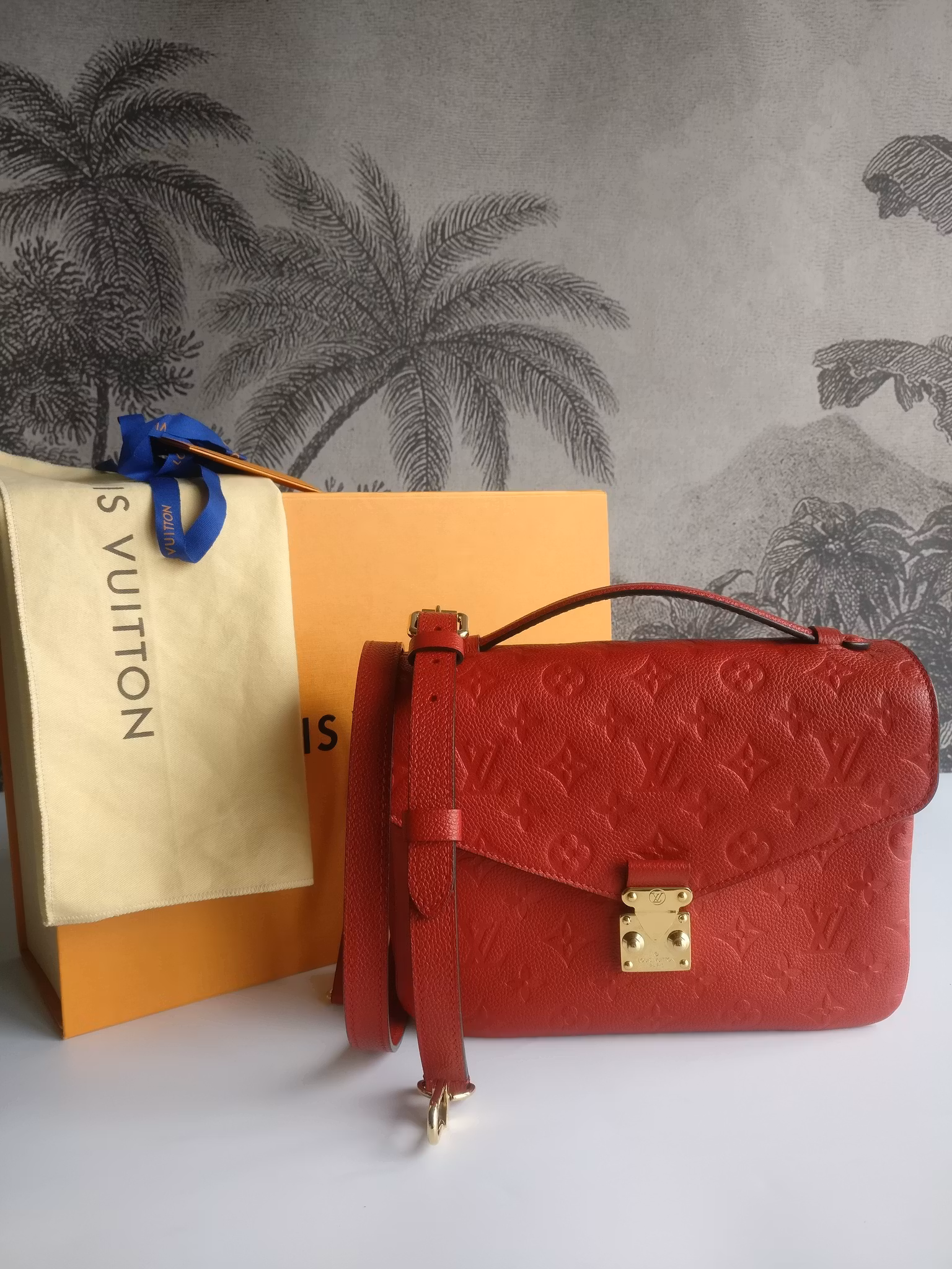 Louis Vuitton Pochette Metis empreinte cherry