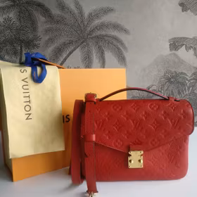 Louis Vuitton Pochette Metis empreinte cherry
