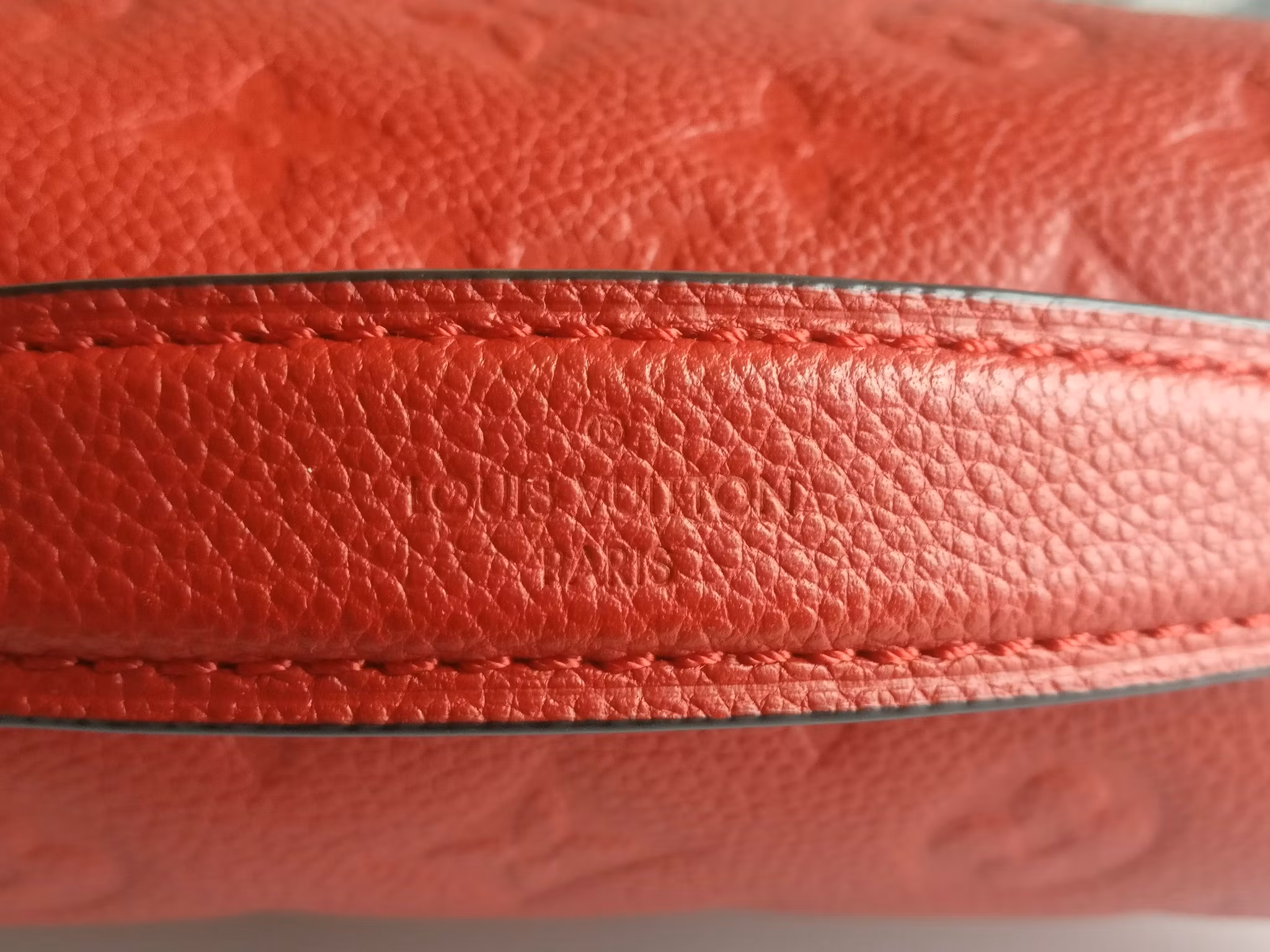 Louis Vuitton Pochette Metis empreinte cherry