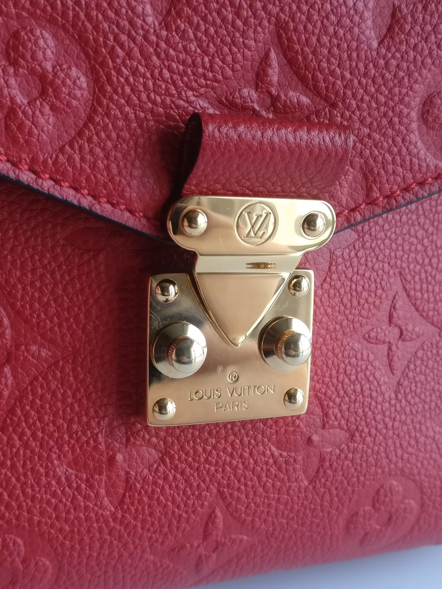 Louis Vuitton Pochette Metis empreinte cherry