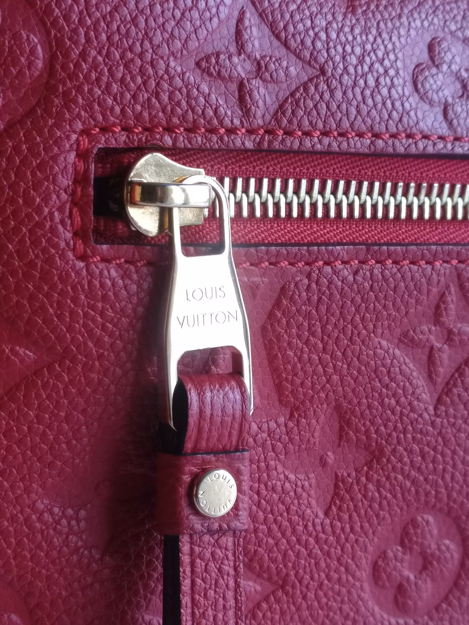 Louis Vuitton Pochette Metis empreinte cherry