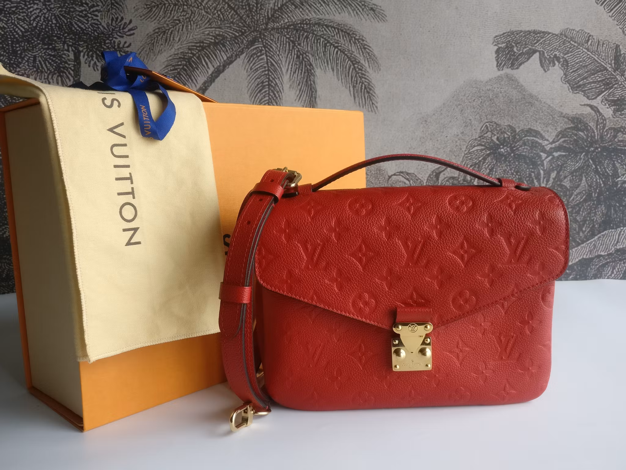 Louis Vuitton Pochette Metis empreinte cherry