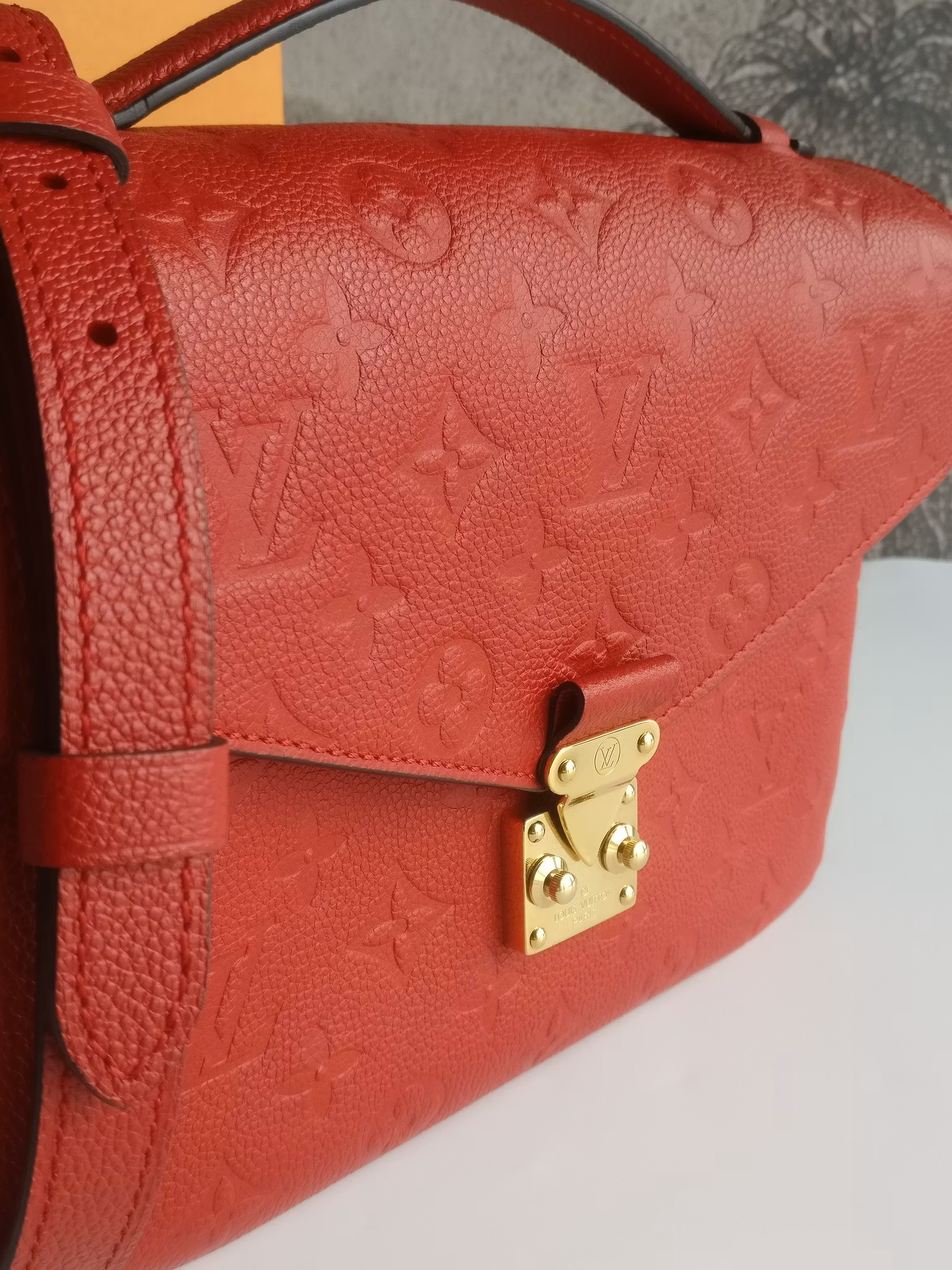 Louis Vuitton Pochette Metis empreinte cherry