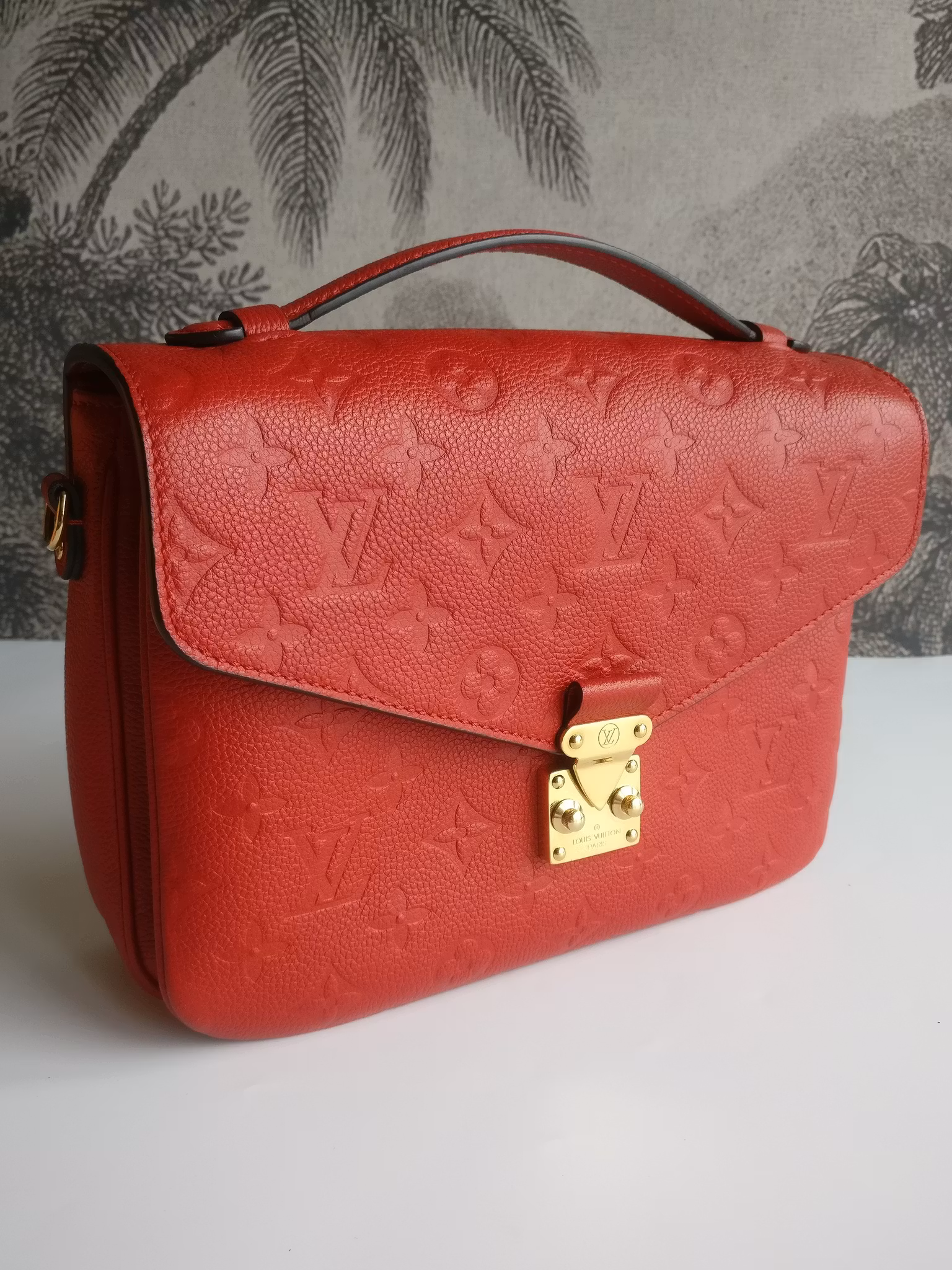 Louis Vuitton Pochette Metis empreinte cherry