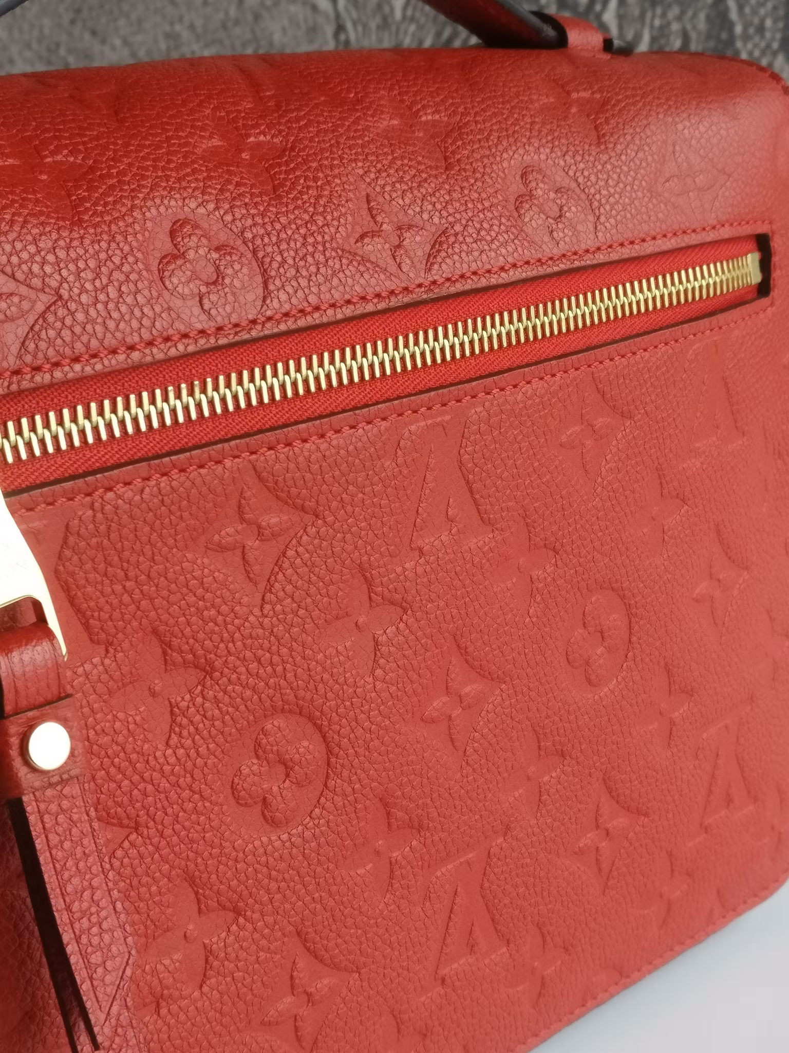 Louis Vuitton Pochette Metis empreinte cherry