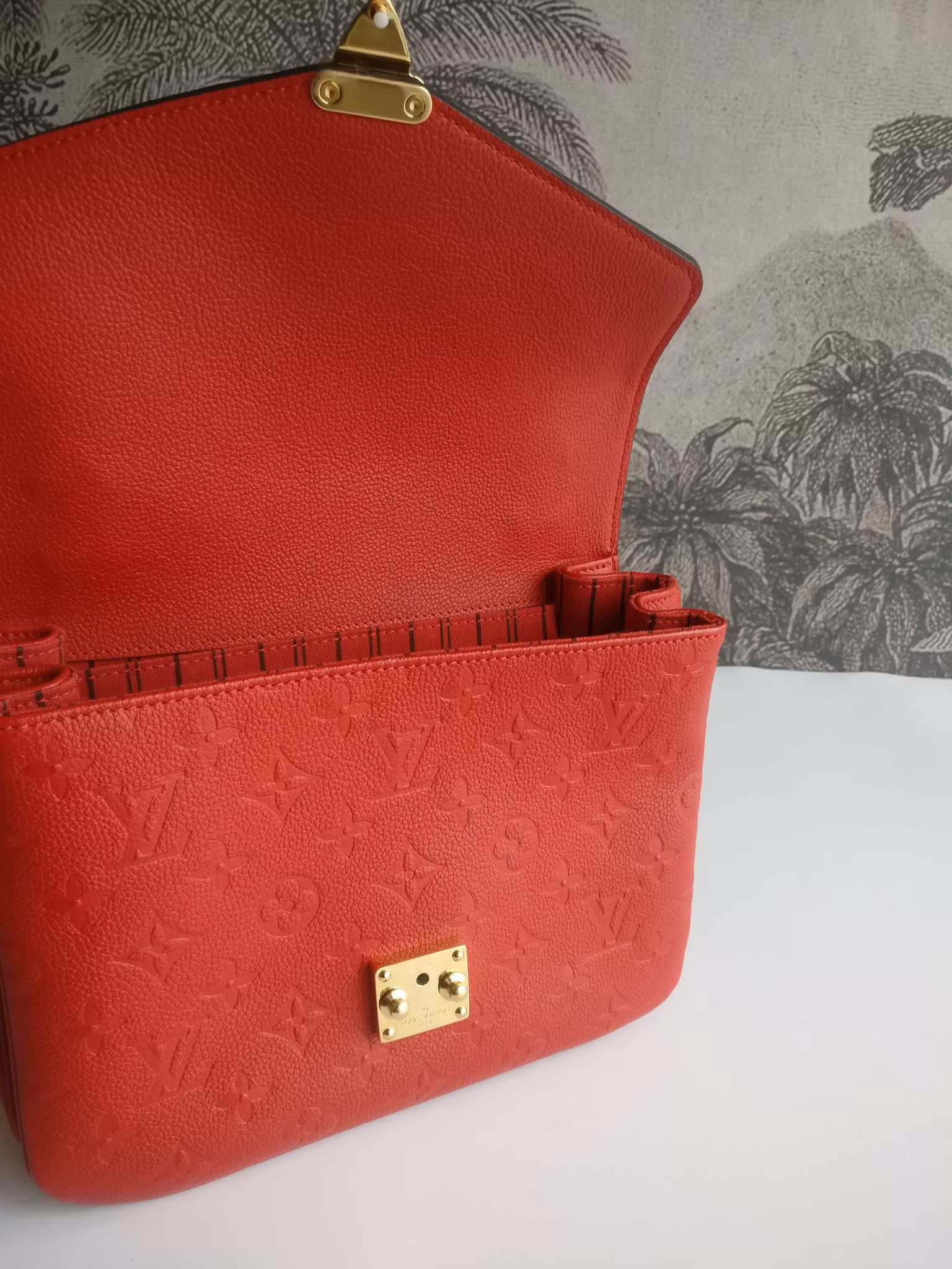 Louis Vuitton Pochette Metis empreinte cherry
