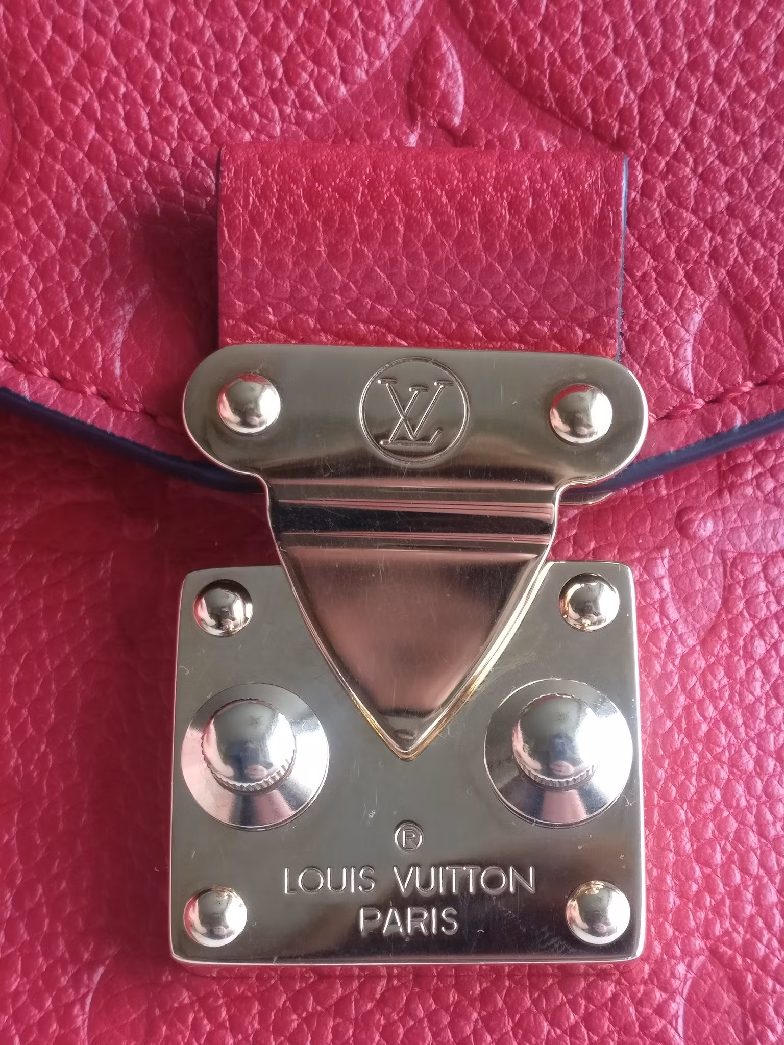 Louis Vuitton Pochette Metis empreinte cherry