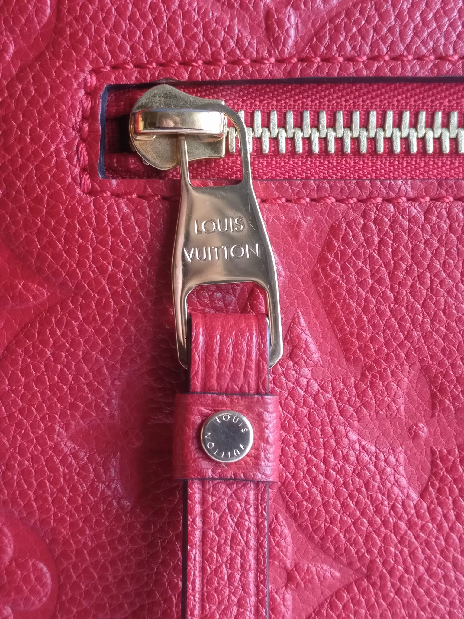 Louis Vuitton Pochette Metis empreinte cherry