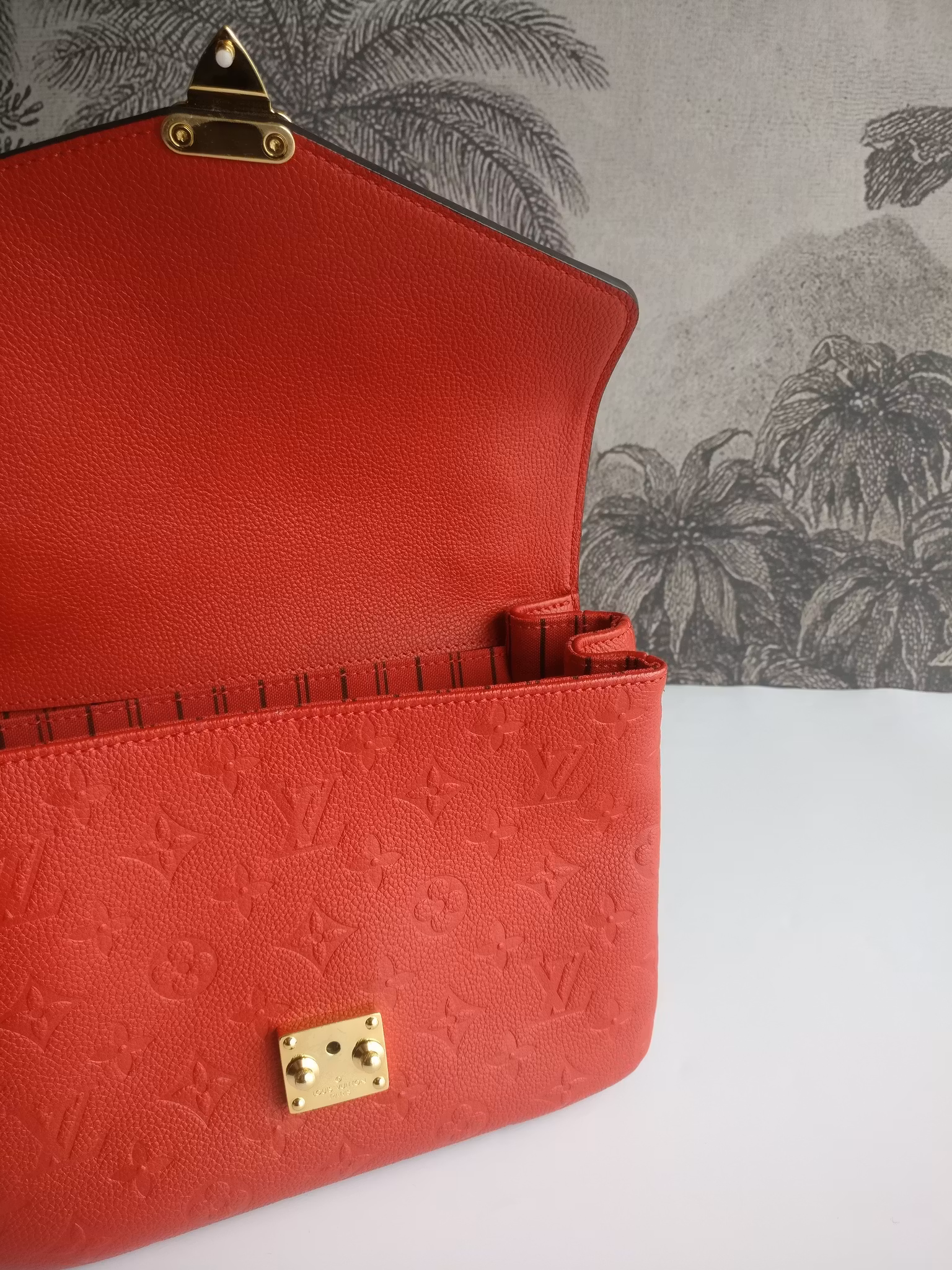 Louis Vuitton Pochette Metis empreinte cherry
