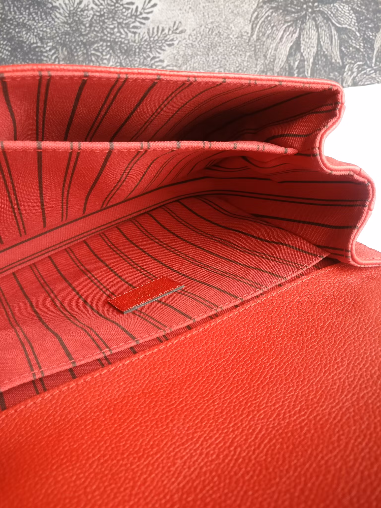 Louis Vuitton Pochette Metis empreinte cherry